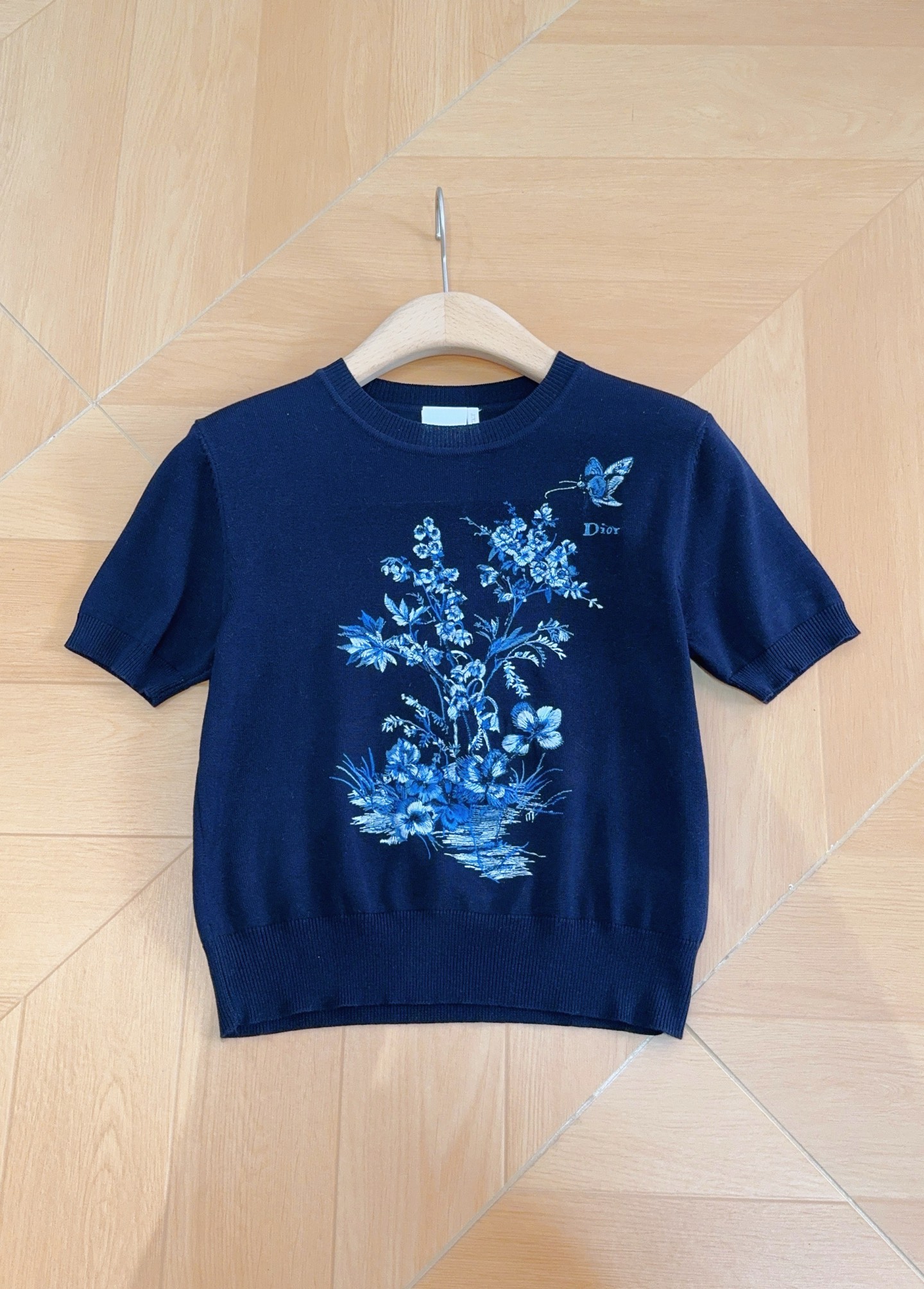 D家花卉刺绣短袖针织上衣，新品推荐[爱心][爱心]……圆领正肩的短袖针织衫，采用细腻轻薄的针织面料，上身