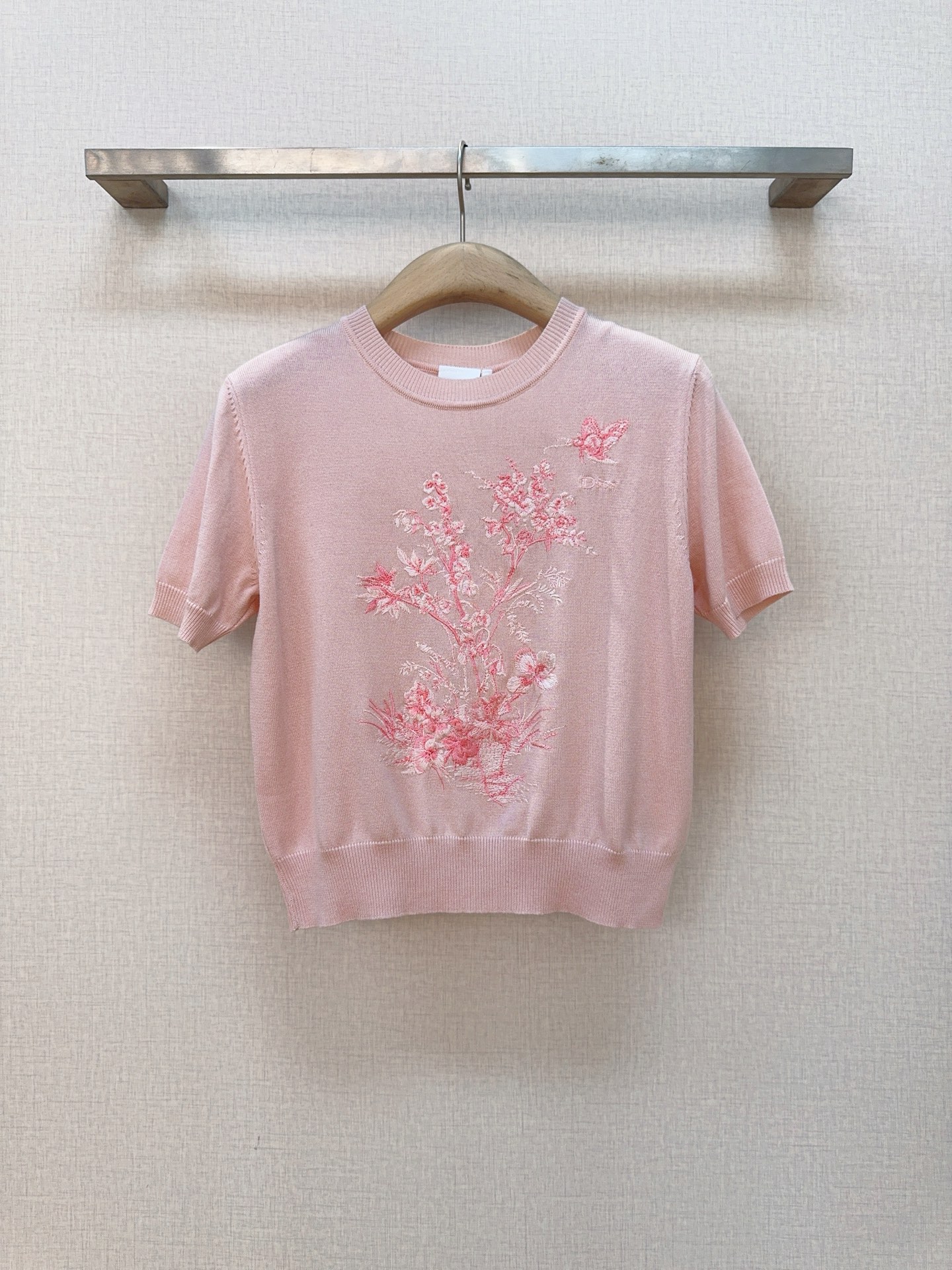 NO:820742,D's floral embroidered short-sleeved knitted top, new product recommendation [Love][Love]... The round-neck and right-shoulder short-sleeved sweater is made of fine and light knitted fabric. The upper body is comfortable and breathable. The ribbed collar, cuffs and hem, and flower and butterfly embroidery on the chest are overall gentle and delicate. It is a piece with a spring and summer atmosphere. Code number SML, DF1135,, Dior-clothing, dior, dior, T-shirt,19860909D家花卉刺绣短袖针织上衣,新品推荐[爱心][爱心]…… 圆领正肩的短袖针织衫,采用细腻轻薄的针织面料,上身舒适透气,罗纹收边的领口、袖口和下摆,胸前花卉蝴蝶刺绣,整体温柔又精致,很有春夏氛围感的单品 码数SML,DF1135,,迪奥-服装,dior,dior,T-shirt,,Women's clothing