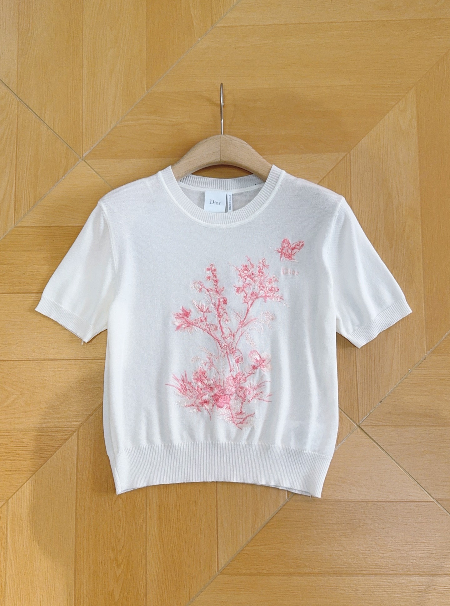 D家花卉刺绣短袖针织上衣，新品推荐[爱心][爱心]……圆领正肩的短袖针织衫，采用细腻轻薄的针织面料，上身