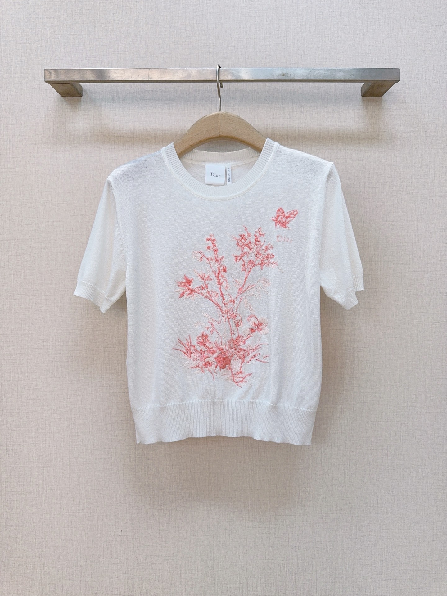 D家花卉刺绣短袖针织上衣，新品推荐[爱心][爱心]……圆领正肩的短袖针织衫，采用细腻轻薄的针织面料，上身