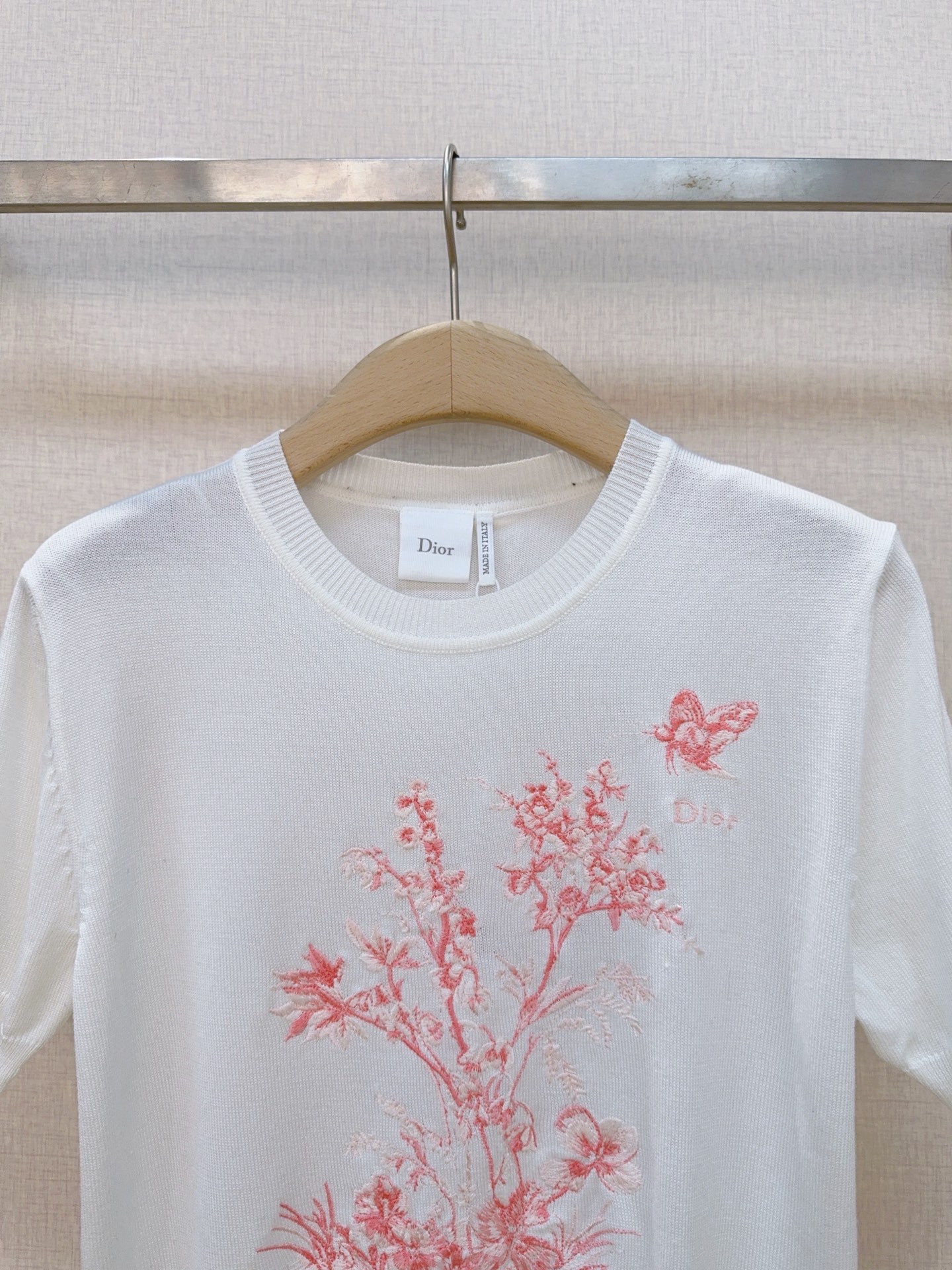 D家花卉刺绣短袖针织上衣，新品推荐[爱心][爱心]……圆领正肩的短袖针织衫，采用细腻轻薄的针织面料，上身