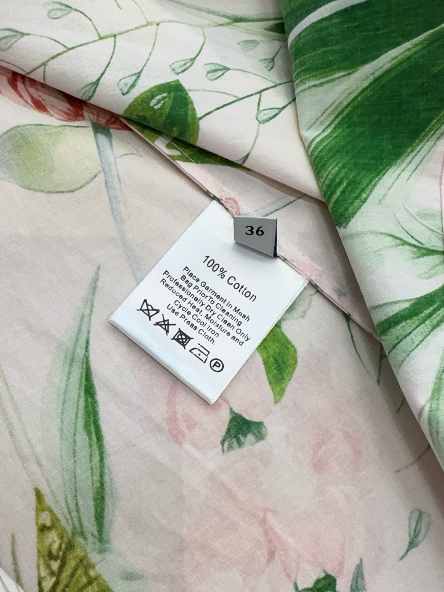 cara*ca*ra*花卉印花新品连衣裙👗❤️❤️……一袭温柔粉色花卉印花图案，棉布质地、经典小翻领门禁