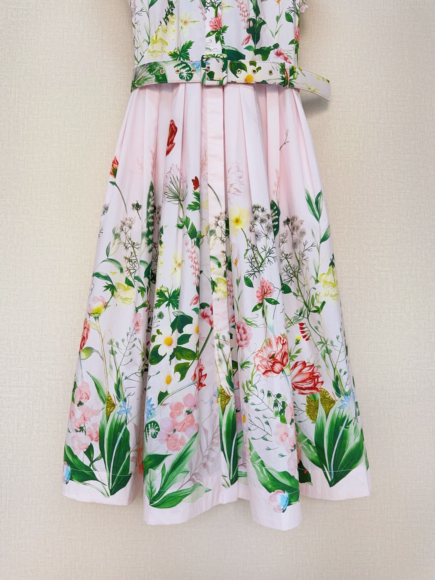 cara*ca*ra*花卉印花新品连衣裙👗❤️❤️……一袭温柔粉色花卉印花图案，棉布质地、经典小翻领门禁