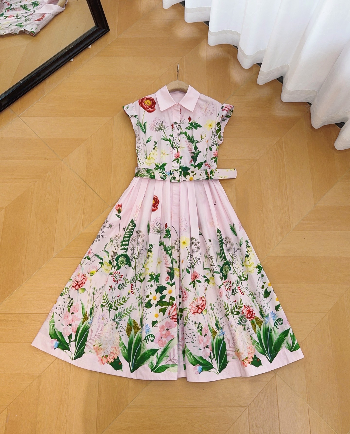 cara*ca*ra*花卉印花新品连衣裙👗❤️❤️……一袭温柔粉色花卉印花图案，棉布质地、经典小翻领门禁