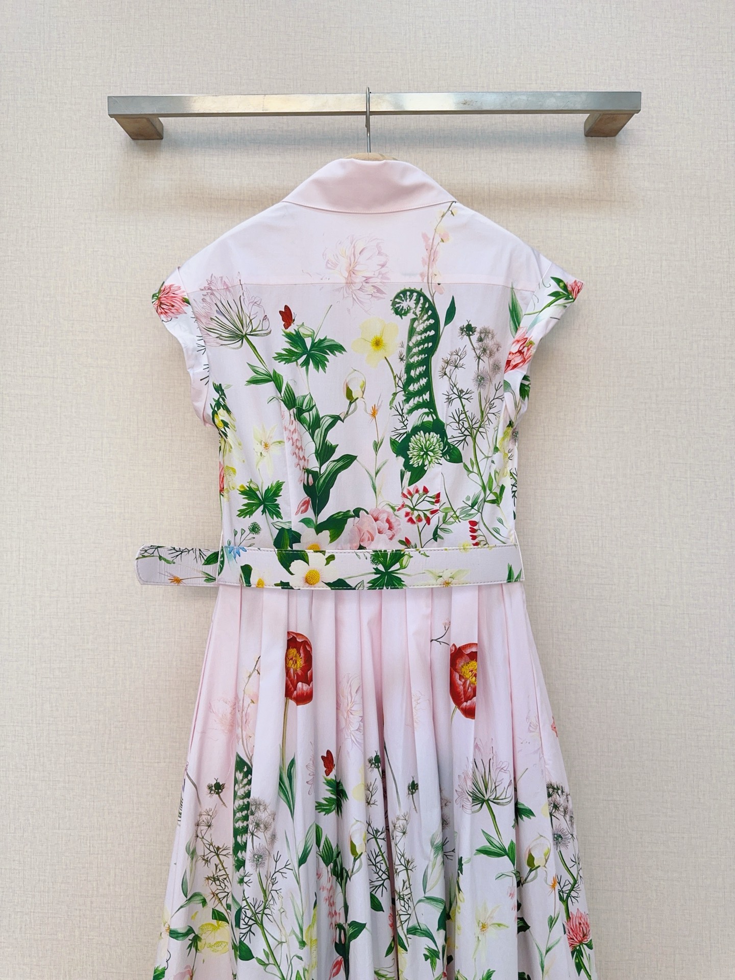 cara*ca*ra*花卉印花新品连衣裙👗❤️❤️……一袭温柔粉色花卉印花图案，棉布质地、经典小翻领门禁