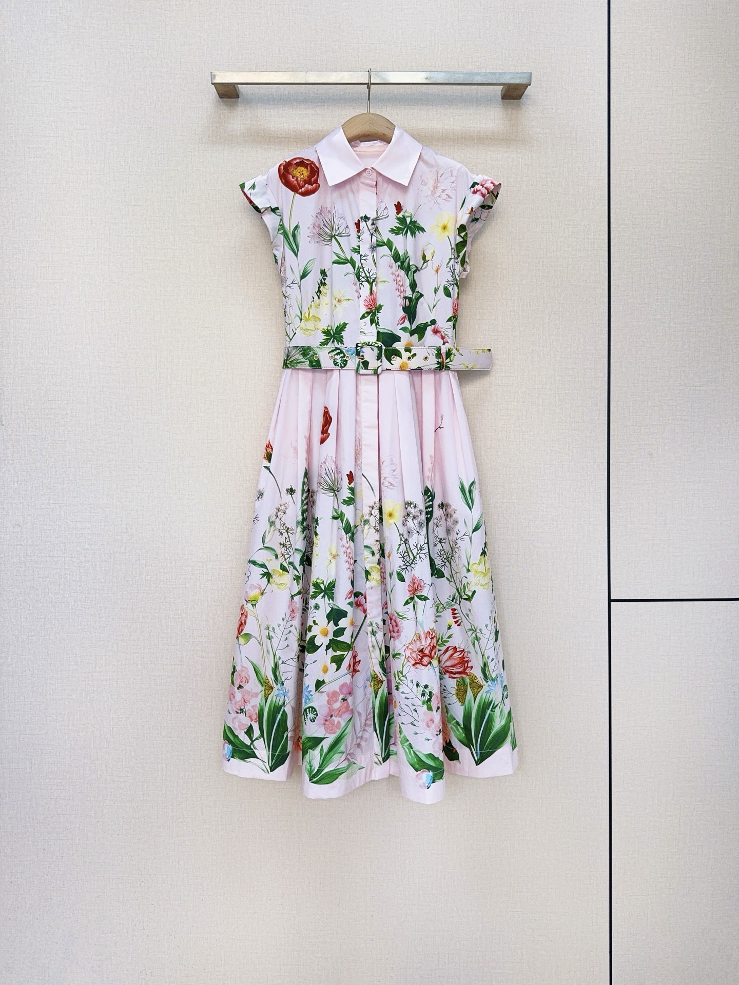 cara*ca*ra*花卉印花新品连衣裙👗❤️❤️……一袭温柔粉色花卉印花图案，棉布质地、经典小翻领门禁