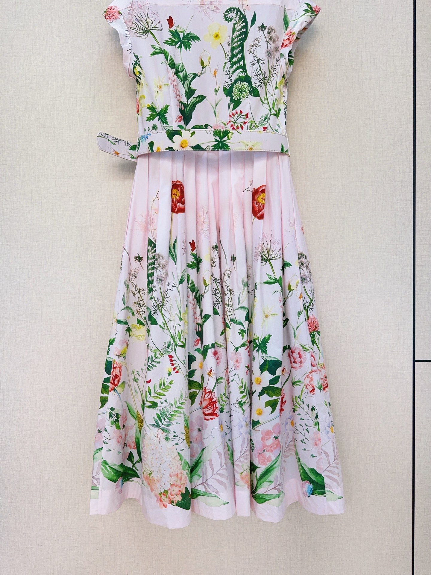 cara*ca*ra*花卉印花新品连衣裙👗❤️❤️……一袭温柔粉色花卉印花图案，棉布质地、经典小翻领门禁