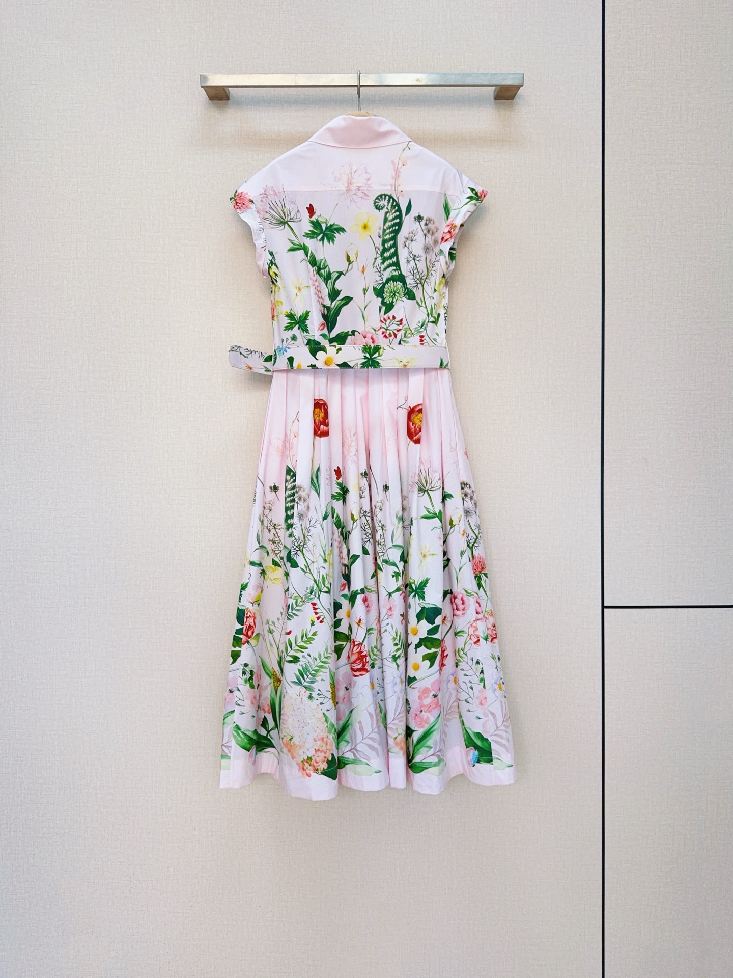 cara*ca*ra*花卉印花新品连衣裙👗❤️❤️……一袭温柔粉色花卉印花图案，棉布质地、经典小翻领门禁