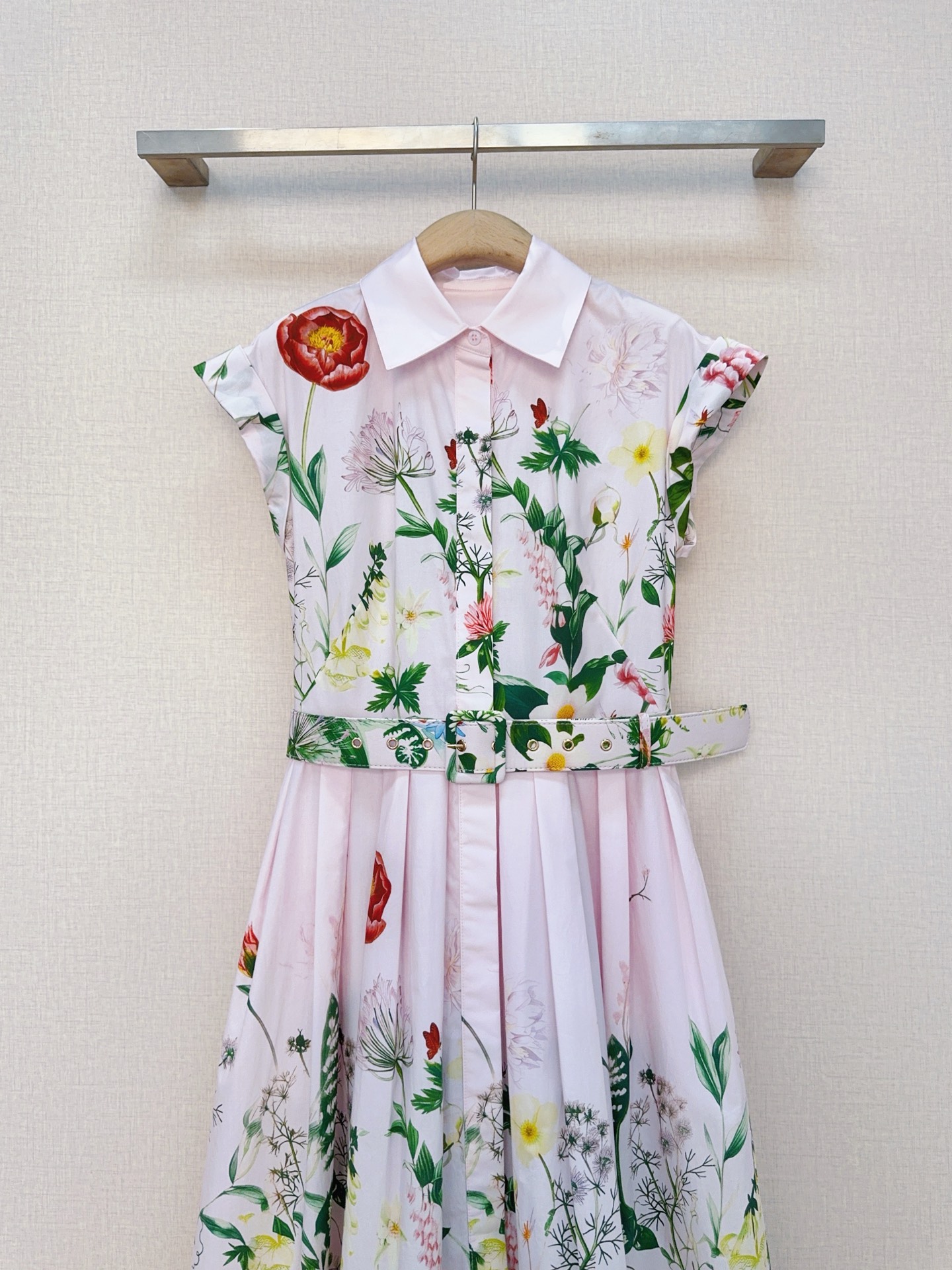 cara*ca*ra*花卉印花新品连衣裙👗❤️❤️……一袭温柔粉色花卉印花图案，棉布质地、经典小翻领门禁