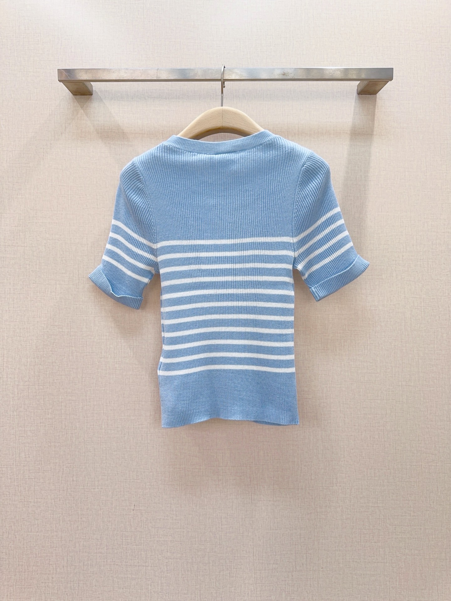 D家经典条纹针织短袖新品🆕❤️圆领五分袖设计，袖清爽利落，春夏或早秋都能穿！手感超柔软，亲肤又舒适～条纹