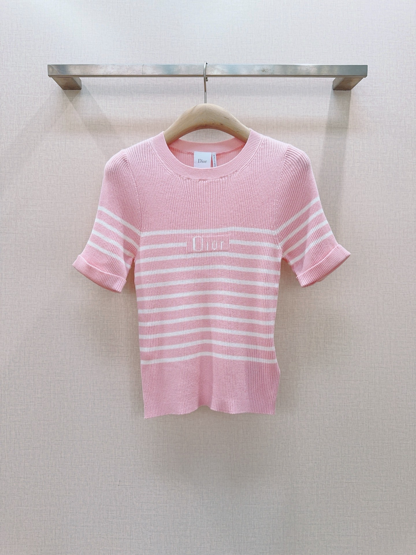 D家经典条纹针织短袖新品🆕❤️圆领五分袖设计，袖清爽利落，春夏或早秋都能穿！手感超柔软，亲肤又舒适～条纹