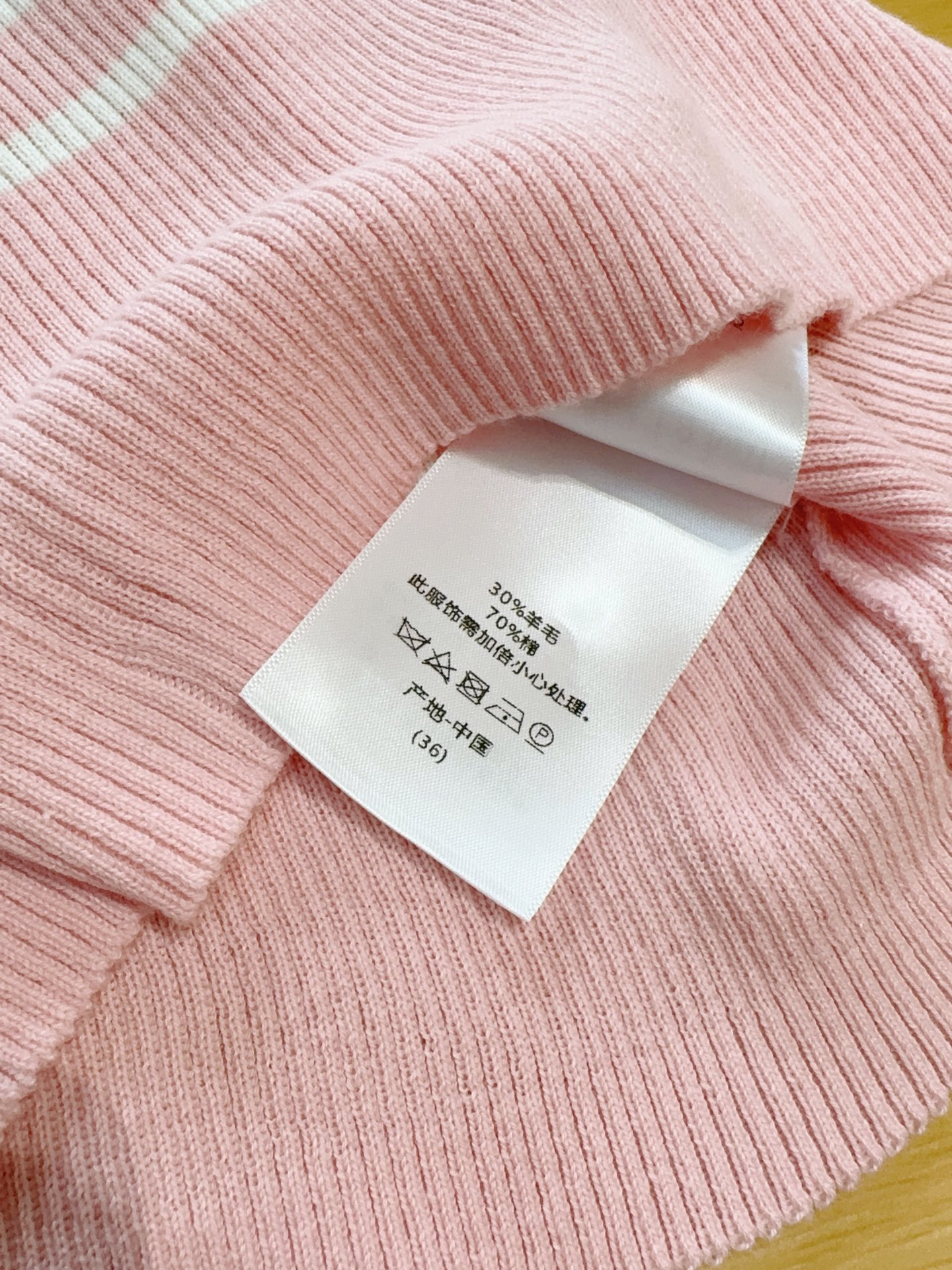 D家经典条纹针织短袖新品🆕❤️圆领五分袖设计，袖清爽利落，春夏或早秋都能穿！手感超柔软，亲肤又舒适～条纹