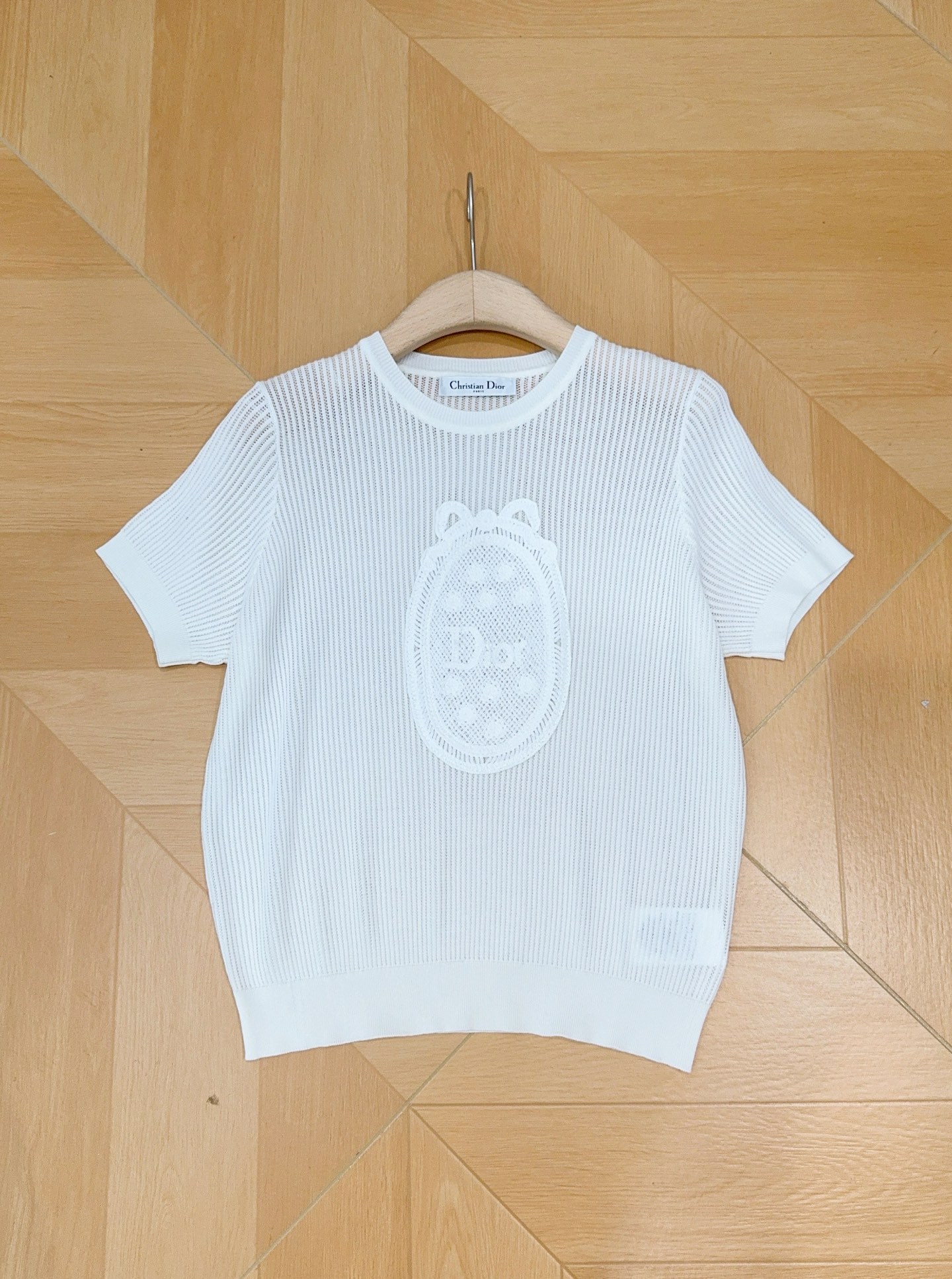 D家镂空蕾丝针织短袖上衣新品🆕❤️圆领设计简约大方，轻薄透气，春夏穿超舒服！正面椭圆形蕾丝绣花， 整体采