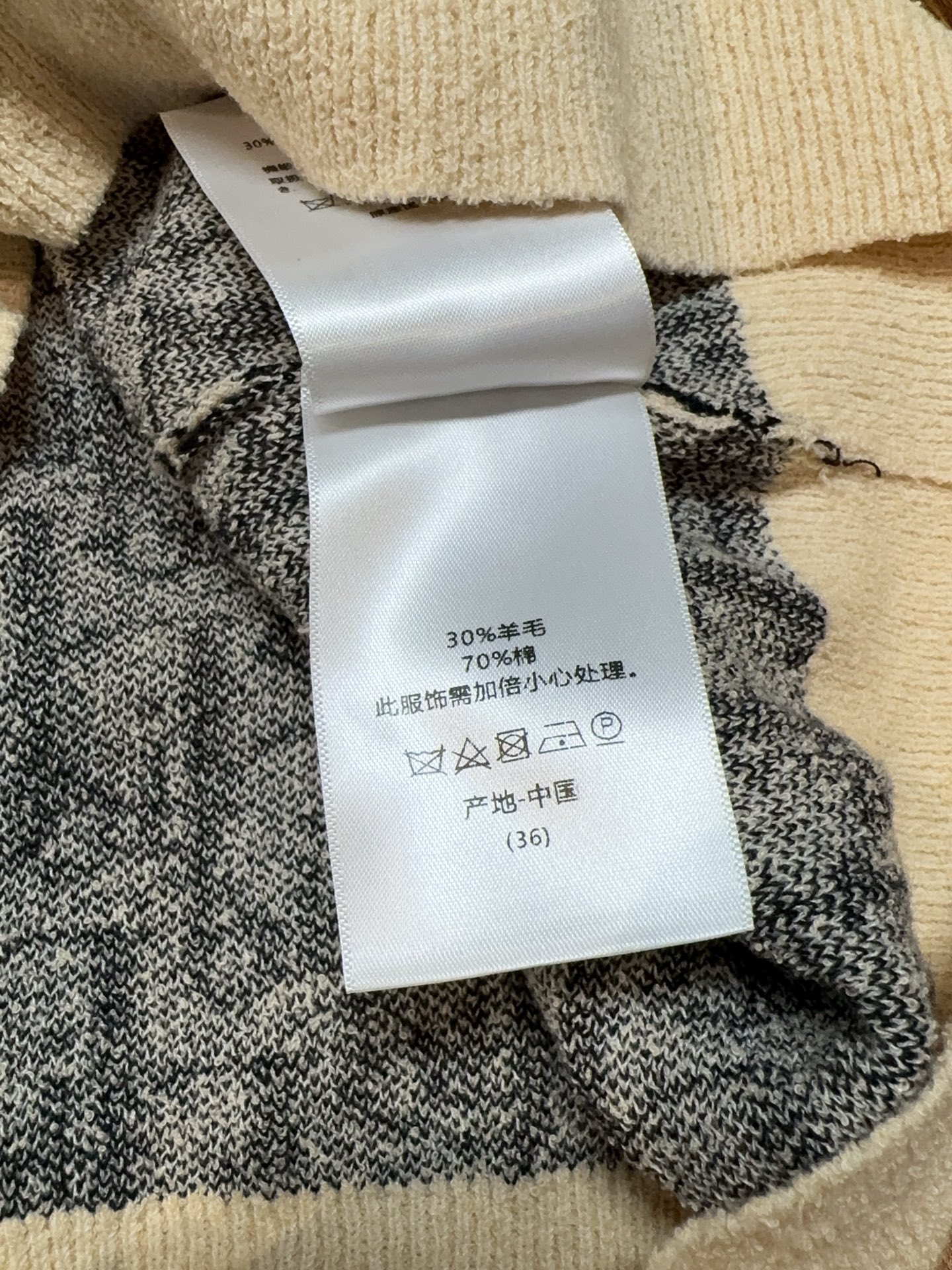 D家满印短袖针织短袖新品🆕❤️采用合身短款剪裁，领口、袖口和下摆都做了罗纹收边；采用正反双面提花工艺，图