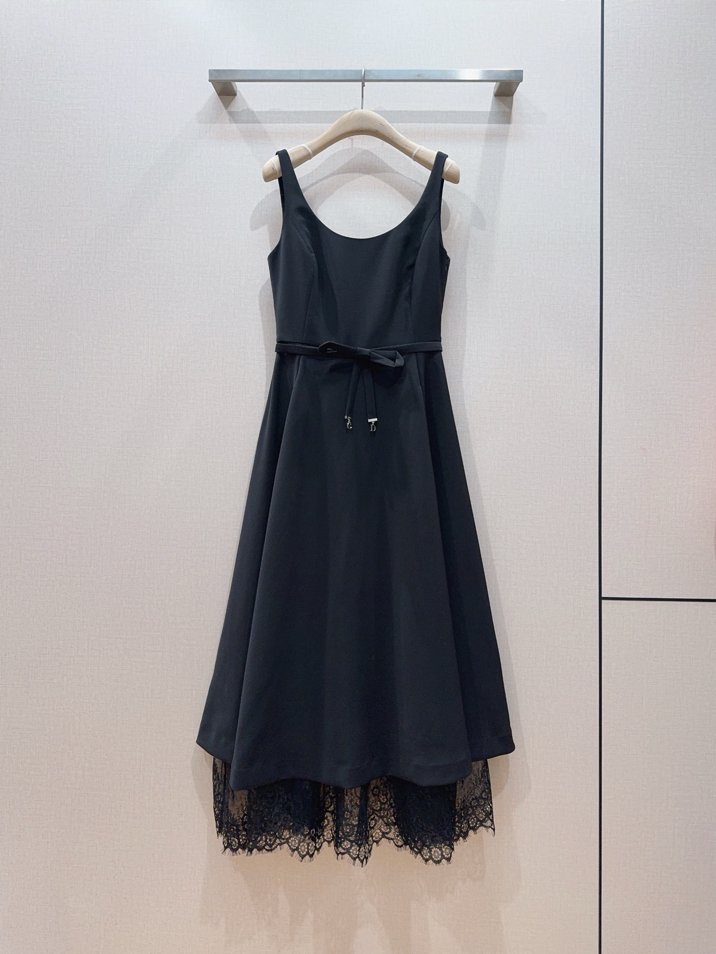 NO:822803,Recommended new products of the D family lace splicing suspender dress... U-shaped neckline suspender design, simple and elegant, high belt waist design, with bow decoration; the skirt is spliced with double layers of lace, and the inner lace lace reveals the edge of the skirt, looming, adding soft femininity, French elegance and mature temperament, can be paired with jackets, high heels, and instantly full of elegance. Size SMLXL, K260338, Dior-clothing, dior, high  heels,skirts,jackets & coats,19860909D 家蕾丝拼接吊带连衣裙新品推荐…… U型领口吊带设计,简约大方,高腰带收腰设计,自带蝴蝶结装饰；裙摆处拼接了双层蕾丝,内层的蕾丝花边露出裙摆边缘,若隐若现,增添了柔美的女人味,法式优雅、轻熟气质,可搭配外套,高跟鞋,瞬间优雅感拉满. 码数SMLXL,K260338,,迪奥-服装,dior,high heels,skirts,jackets & coats,,Women's clothing