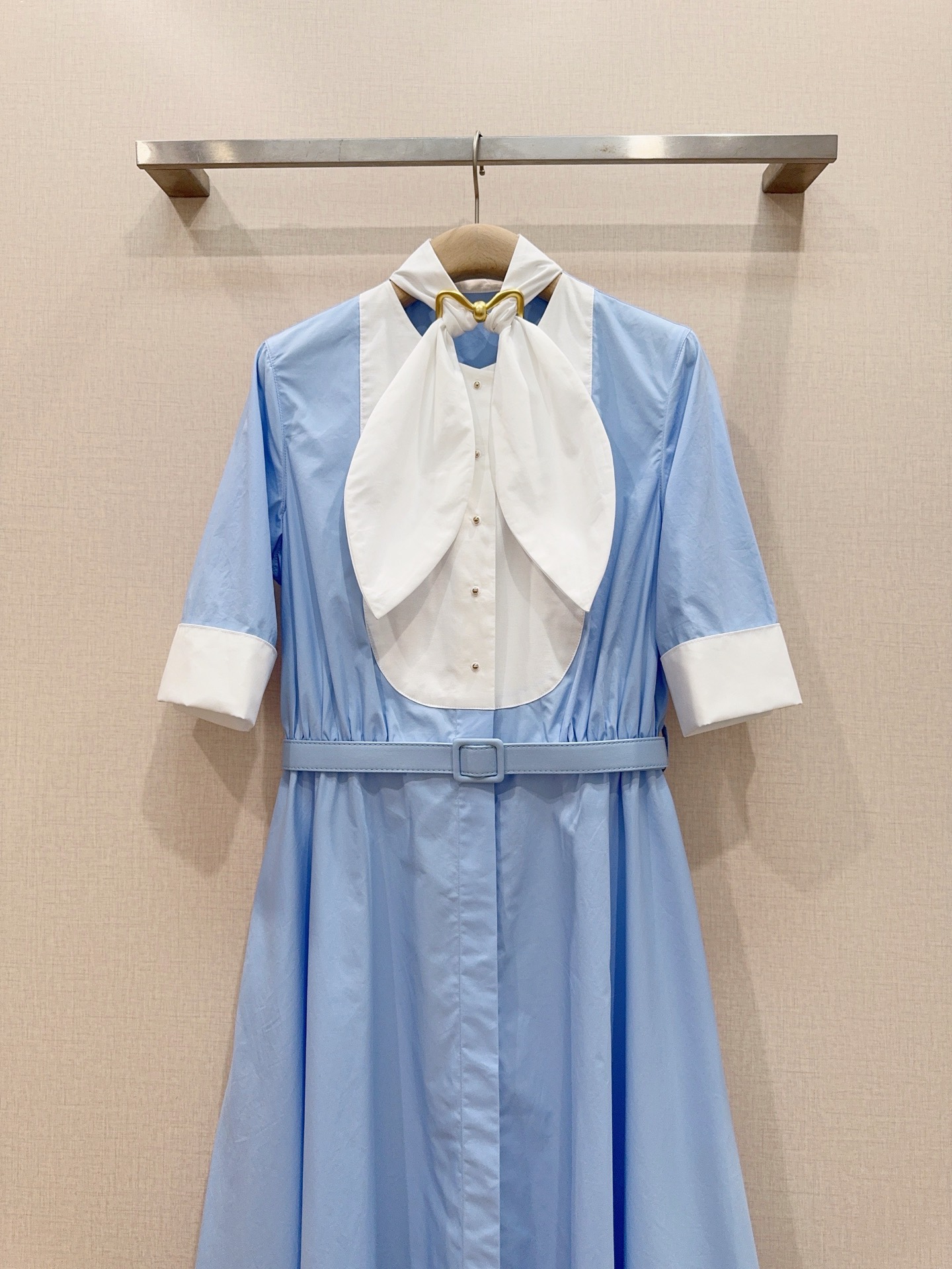 浅蓝千金风半袖长款连衣裙👗新品推荐……领口大蝴蝶结搭配金色蝴蝶结装饰，是整件裙子的点睛之笔，自带少女感，