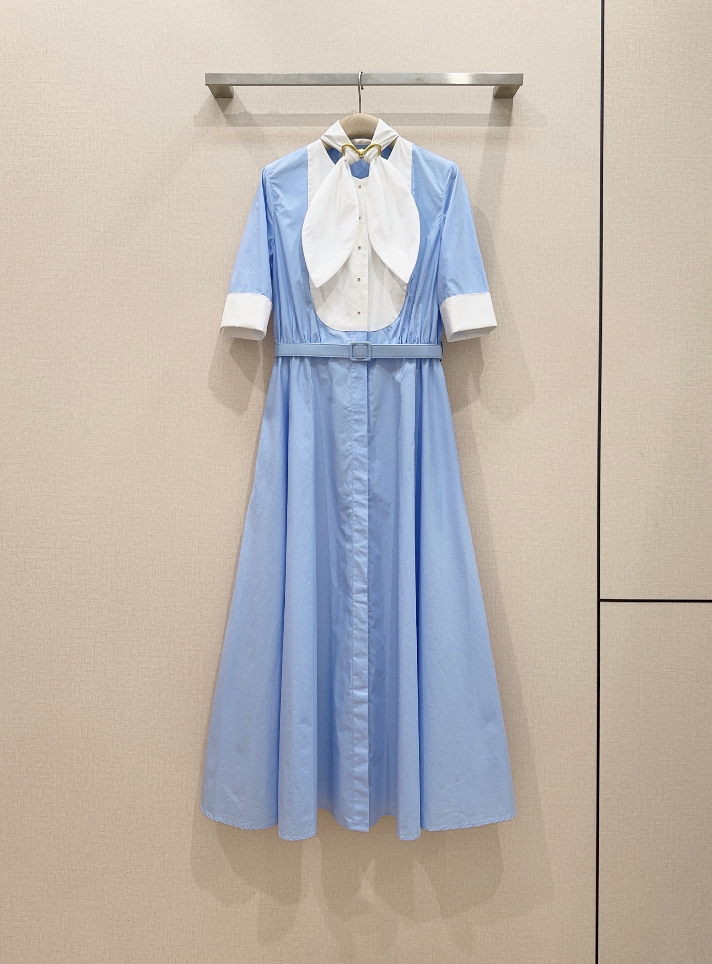 浅蓝千金风半袖长款连衣裙👗新品推荐……领口大蝴蝶结搭配金色蝴蝶结装饰，是整件裙子的点睛之笔，自带少女感，