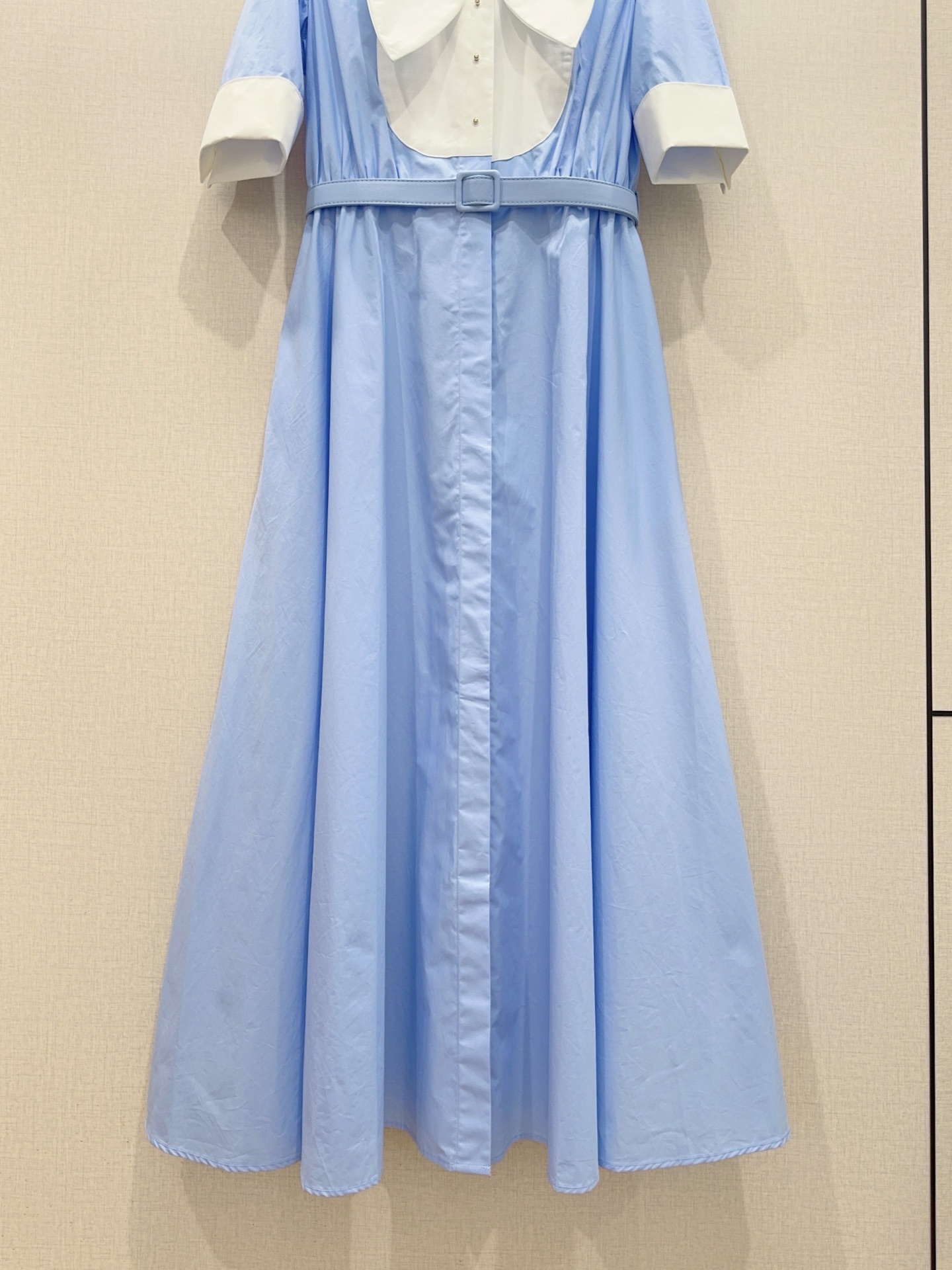 浅蓝千金风半袖长款连衣裙👗新品推荐……领口大蝴蝶结搭配金色蝴蝶结装饰，是整件裙子的点睛之笔，自带少女感，
