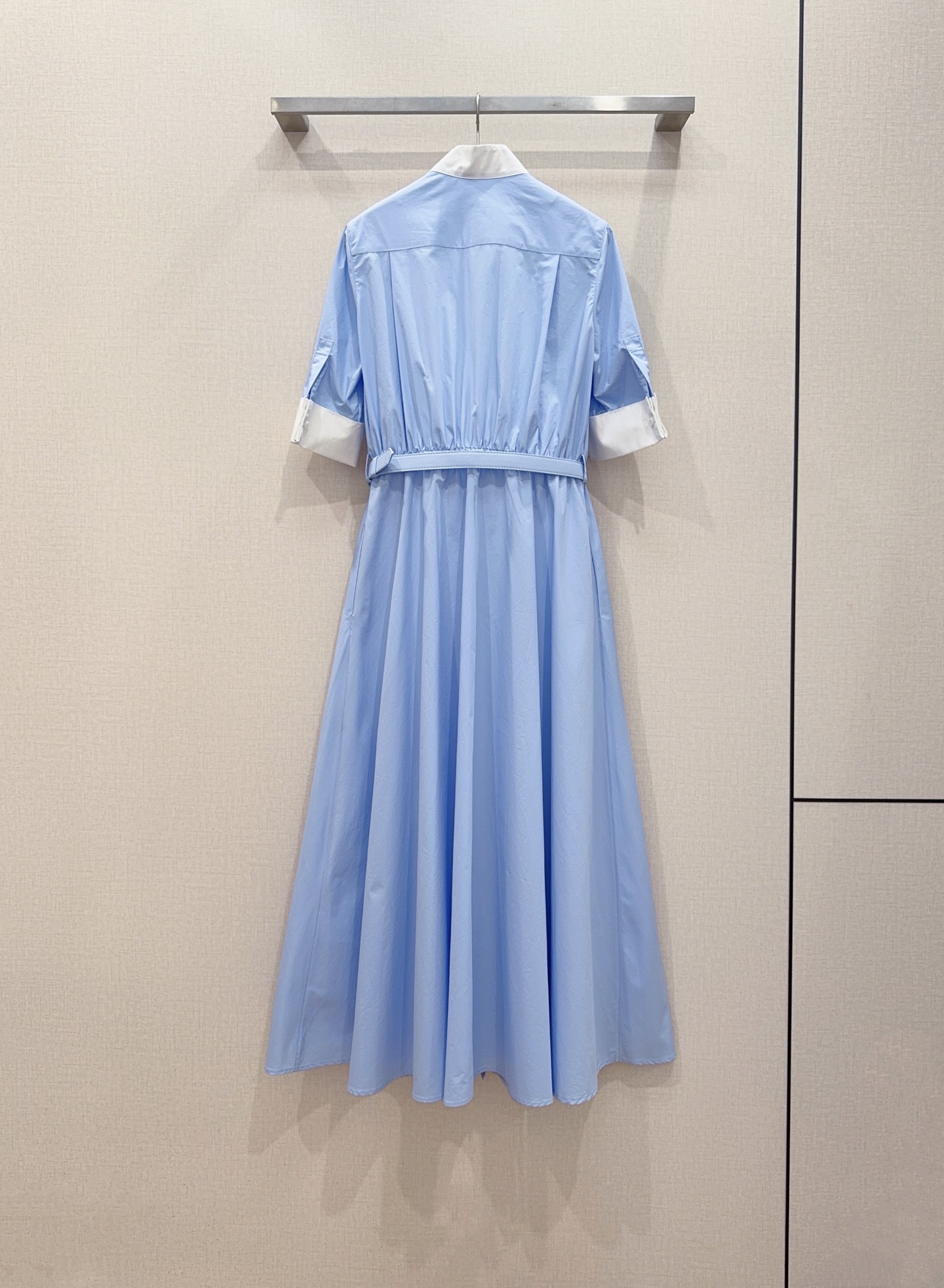 浅蓝千金风半袖长款连衣裙👗新品推荐……领口大蝴蝶结搭配金色蝴蝶结装饰，是整件裙子的点睛之笔，自带少女感，