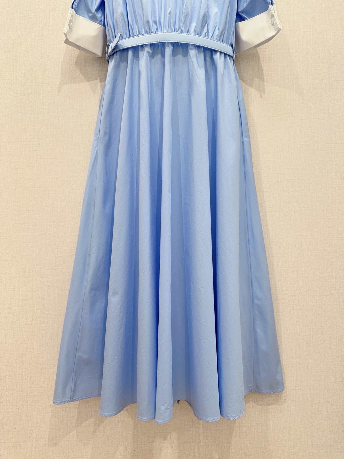 浅蓝千金风半袖长款连衣裙👗新品推荐……领口大蝴蝶结搭配金色蝴蝶结装饰，是整件裙子的点睛之笔，自带少女感，