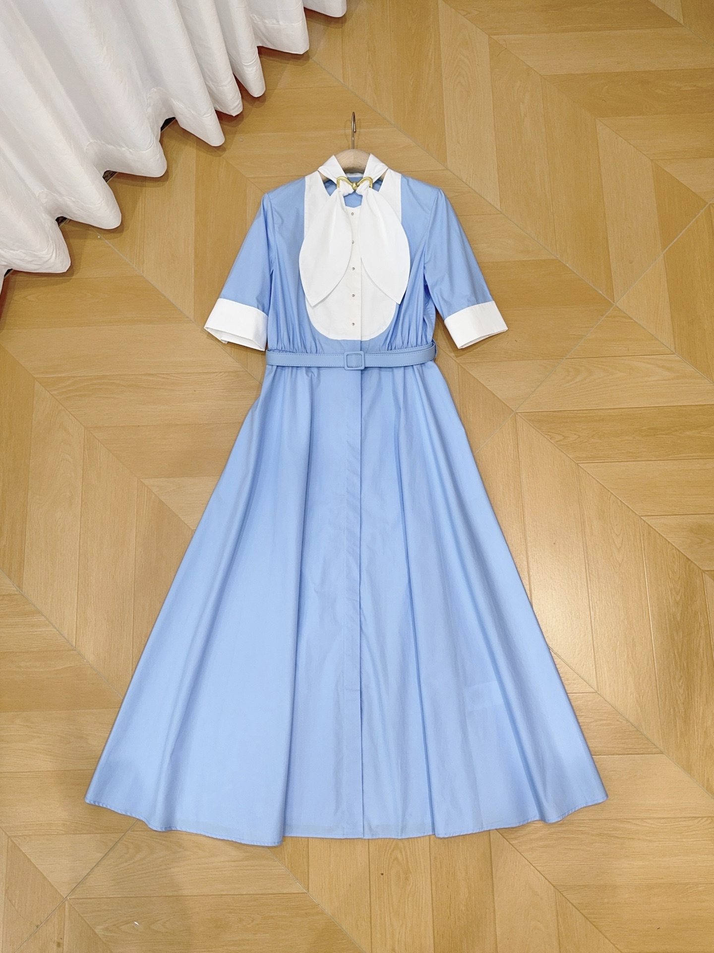 浅蓝千金风半袖长款连衣裙👗新品推荐……领口大蝴蝶结搭配金色蝴蝶结装饰，是整件裙子的点睛之笔，自带少女感，