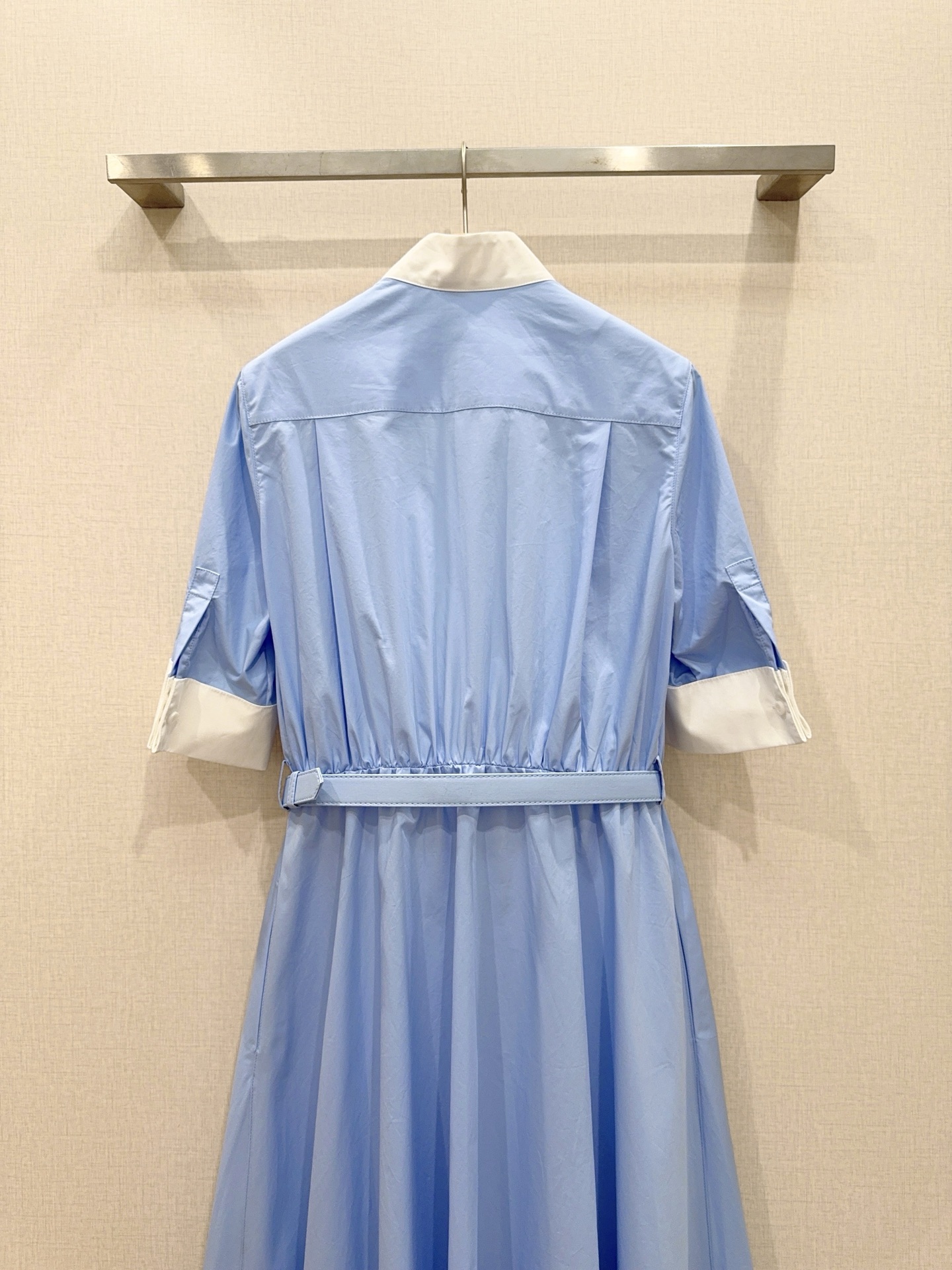 浅蓝千金风半袖长款连衣裙👗新品推荐……领口大蝴蝶结搭配金色蝴蝶结装饰，是整件裙子的点睛之笔，自带少女感，