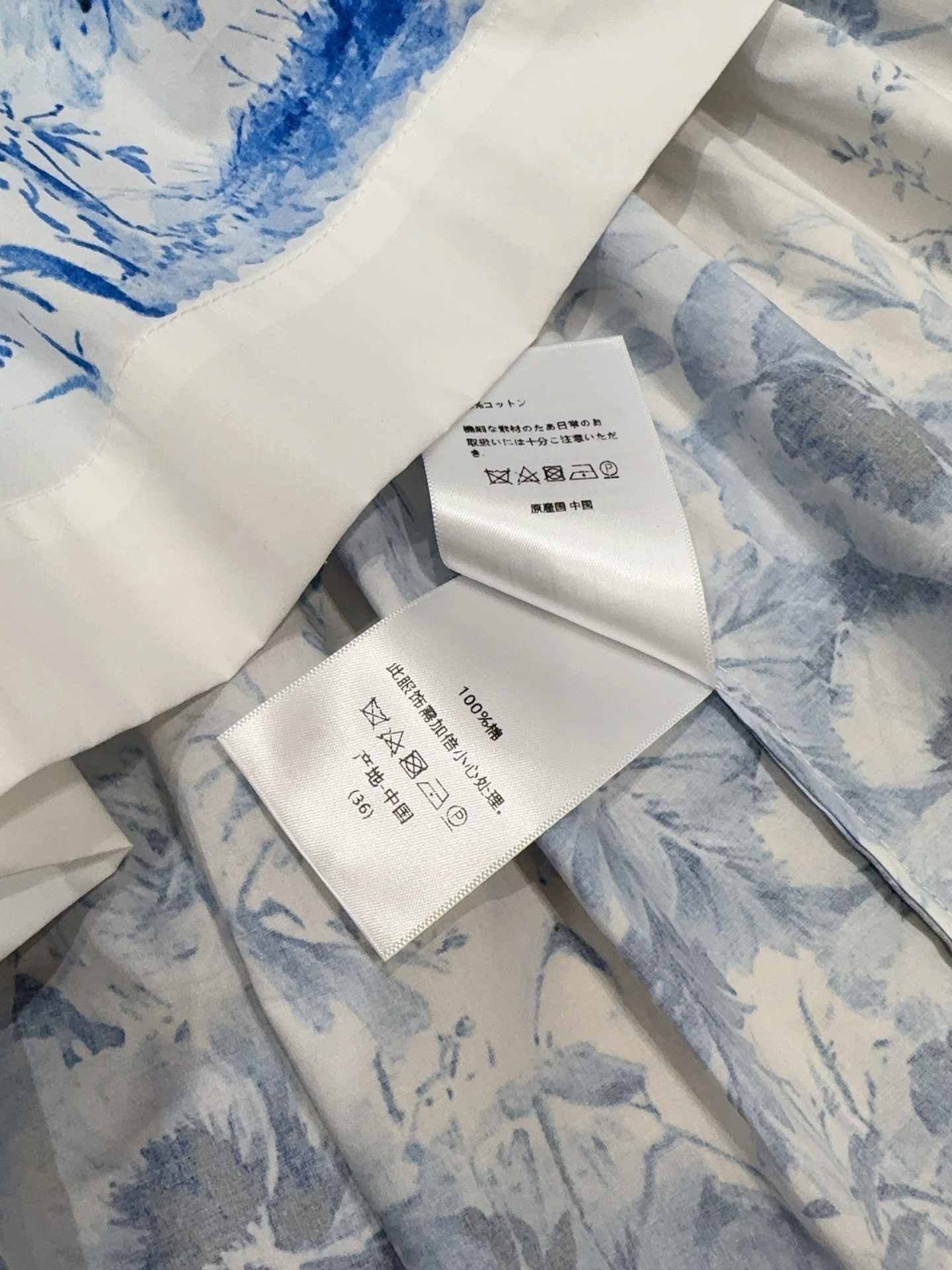 D家青花瓷印花无袖连衣裙新品推荐👗中式立领无袖设计，夏天穿清爽又显气质✨。府绸棉材质，柔软透气，穿着舒适