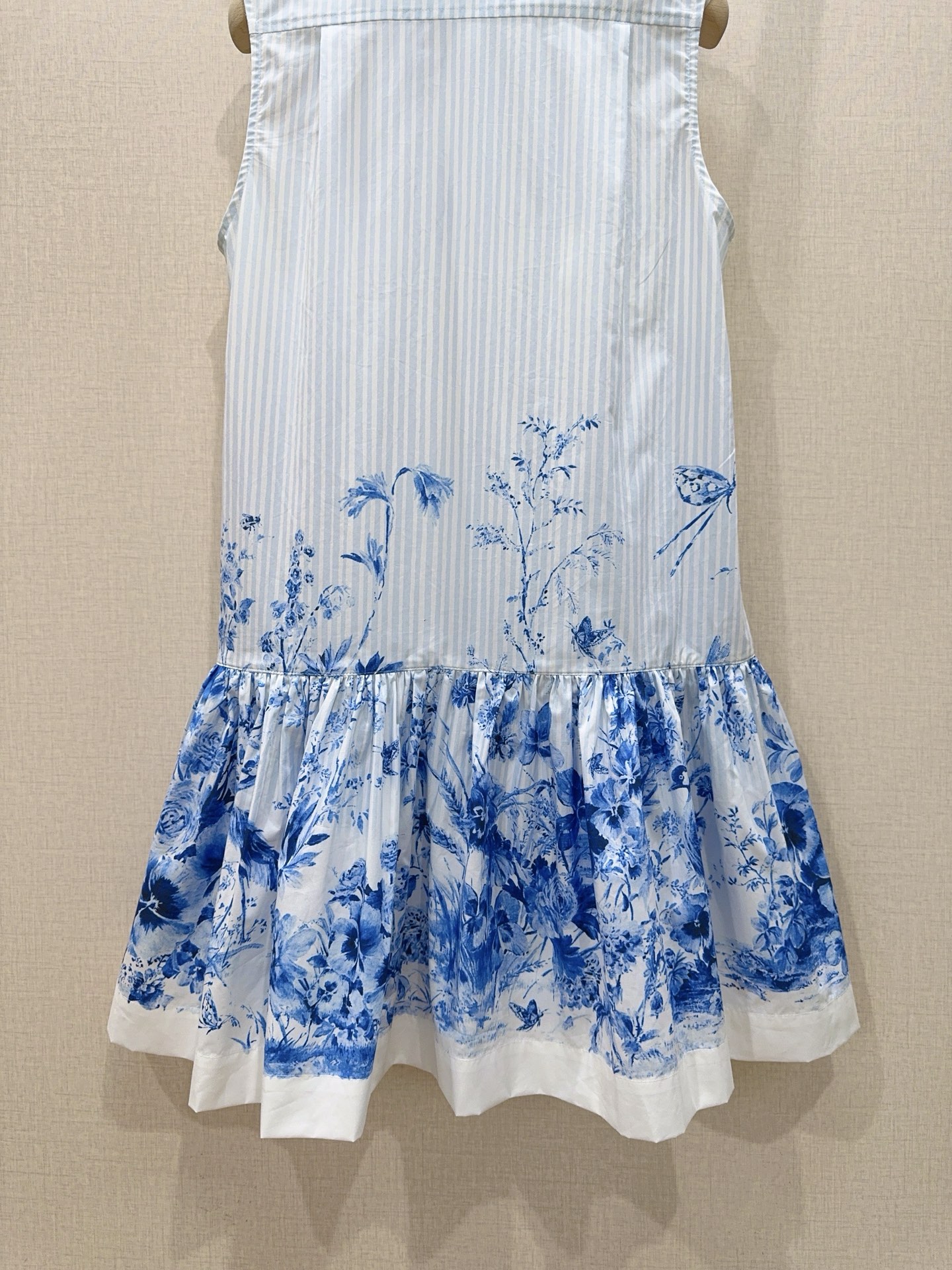 D家青花瓷印花无袖连衣裙新品推荐👗中式立领无袖设计，夏天穿清爽又显气质✨。府绸棉材质，柔软透气，穿着舒适