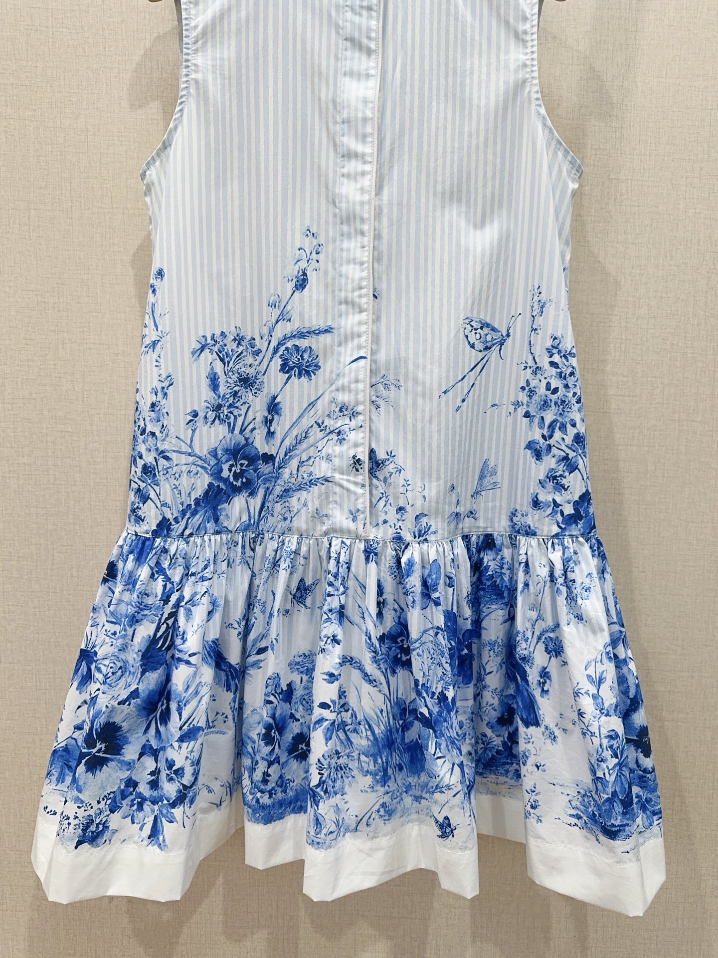 D家青花瓷印花无袖连衣裙新品推荐👗中式立领无袖设计，夏天穿清爽又显气质✨。府绸棉材质，柔软透气，穿着舒适