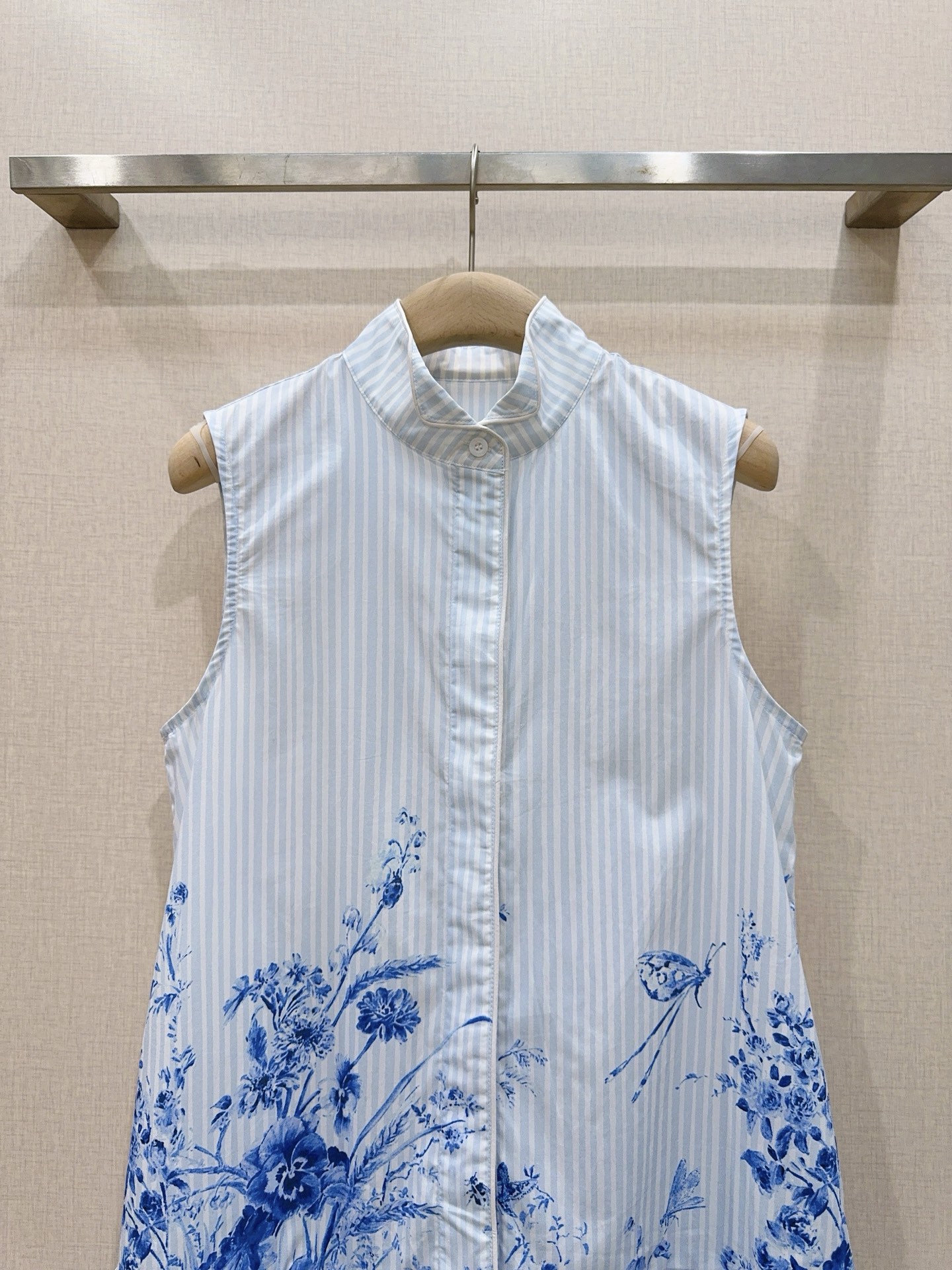 D家青花瓷印花无袖连衣裙新品推荐👗中式立领无袖设计，夏天穿清爽又显气质✨。府绸棉材质，柔软透气，穿着舒适