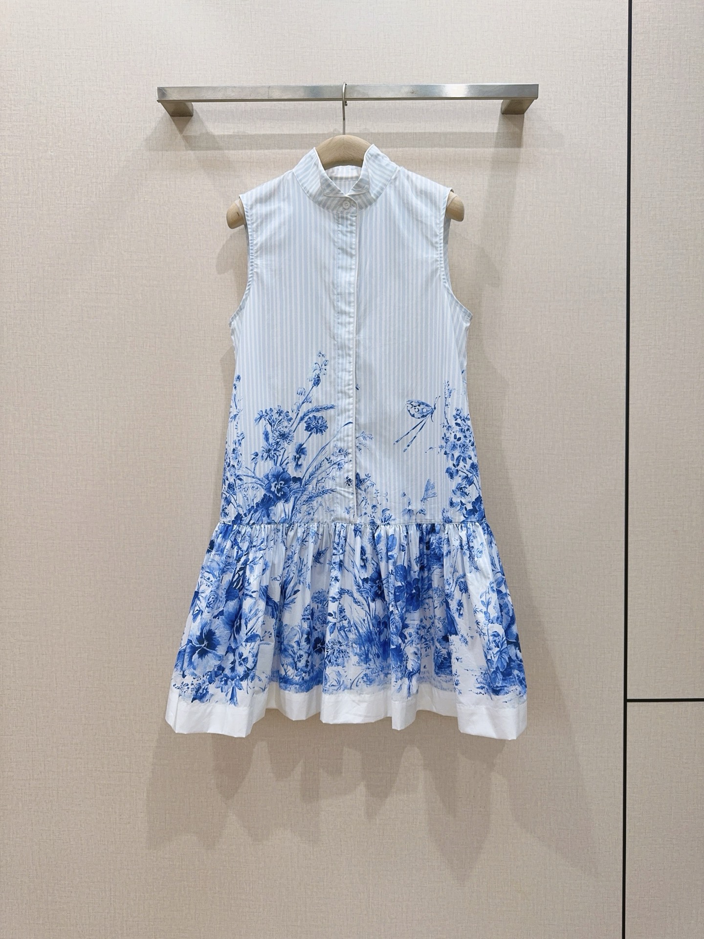 NO:825310,Recommended new product of D's Blue and White Porcelain Print Sleeveless Dress. Chinese style stand-up sleeveless design, refreshing and elegant in summer. Poplin cotton material, soft and breathable, comfortable to wear. Front button opening, combining the neatness of a shirt skirt and the femininity of a dress; the ruffled skirt with spliced waist section. Full of details. It is perfect for daily use, vacation, and photo taking.  Size SMLXL,K260415,,Dior-clothing,dior,dior,skirts,shirts,19860909D家青花瓷印花无袖连衣裙新品推荐 中式立领无袖设计,夏天穿清爽又显气质.府绸棉材质,柔软透气,穿着舒适. 前襟纽扣开合,兼具衬衫裙的利落与连衣裙的柔美；腰节拼接的荷叶边裙摆.细节满满.日常、度假、拍照都很出片. 码数SMLXL,K260415,,迪奥-服装,dior,dior,skirts,shirts,,Women's clothing