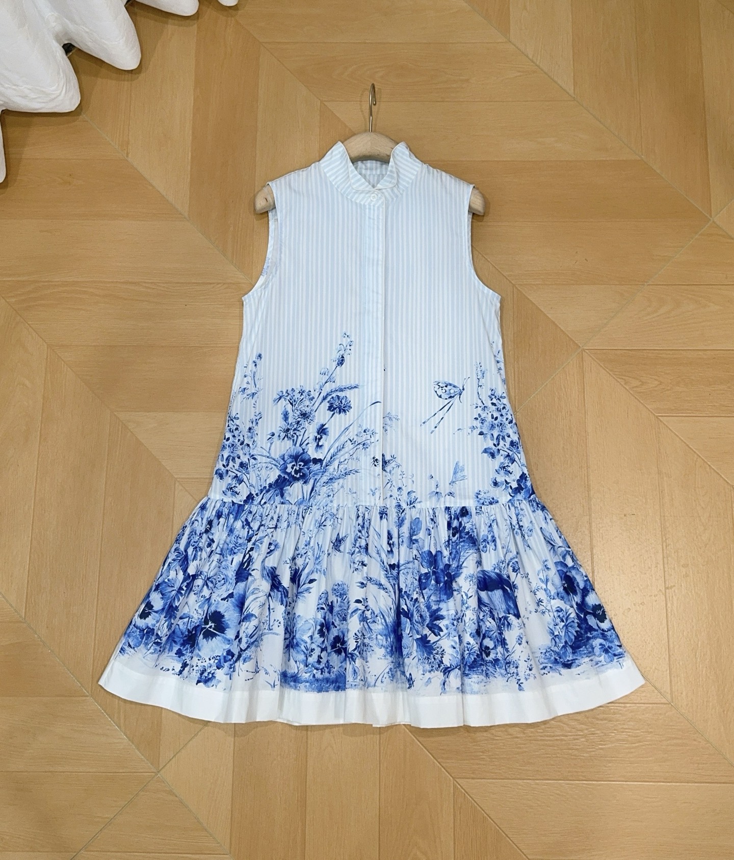 D家青花瓷印花无袖连衣裙新品推荐👗中式立领无袖设计，夏天穿清爽又显气质✨。府绸棉材质，柔软透气，穿着舒适