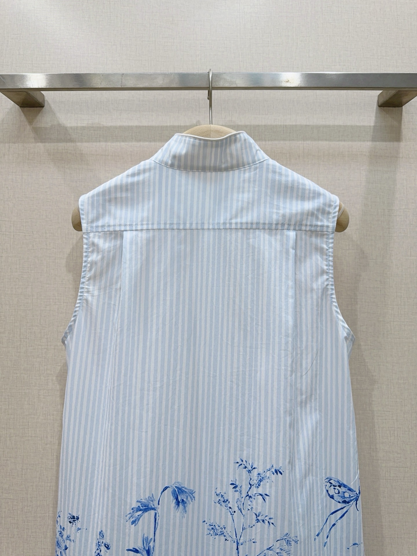 D家青花瓷印花无袖连衣裙新品推荐👗中式立领无袖设计，夏天穿清爽又显气质✨。府绸棉材质，柔软透气，穿着舒适
