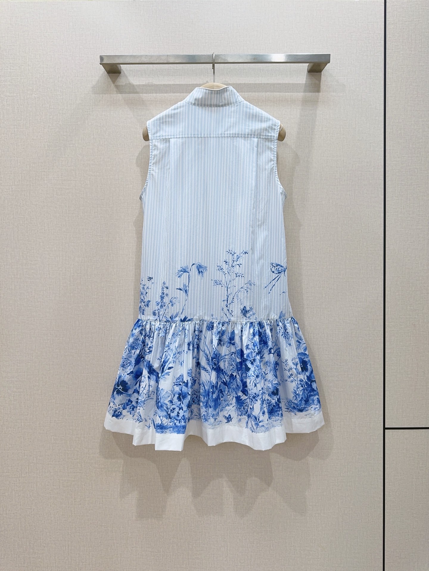 D家青花瓷印花无袖连衣裙新品推荐👗中式立领无袖设计，夏天穿清爽又显气质✨。府绸棉材质，柔软透气，穿着舒适