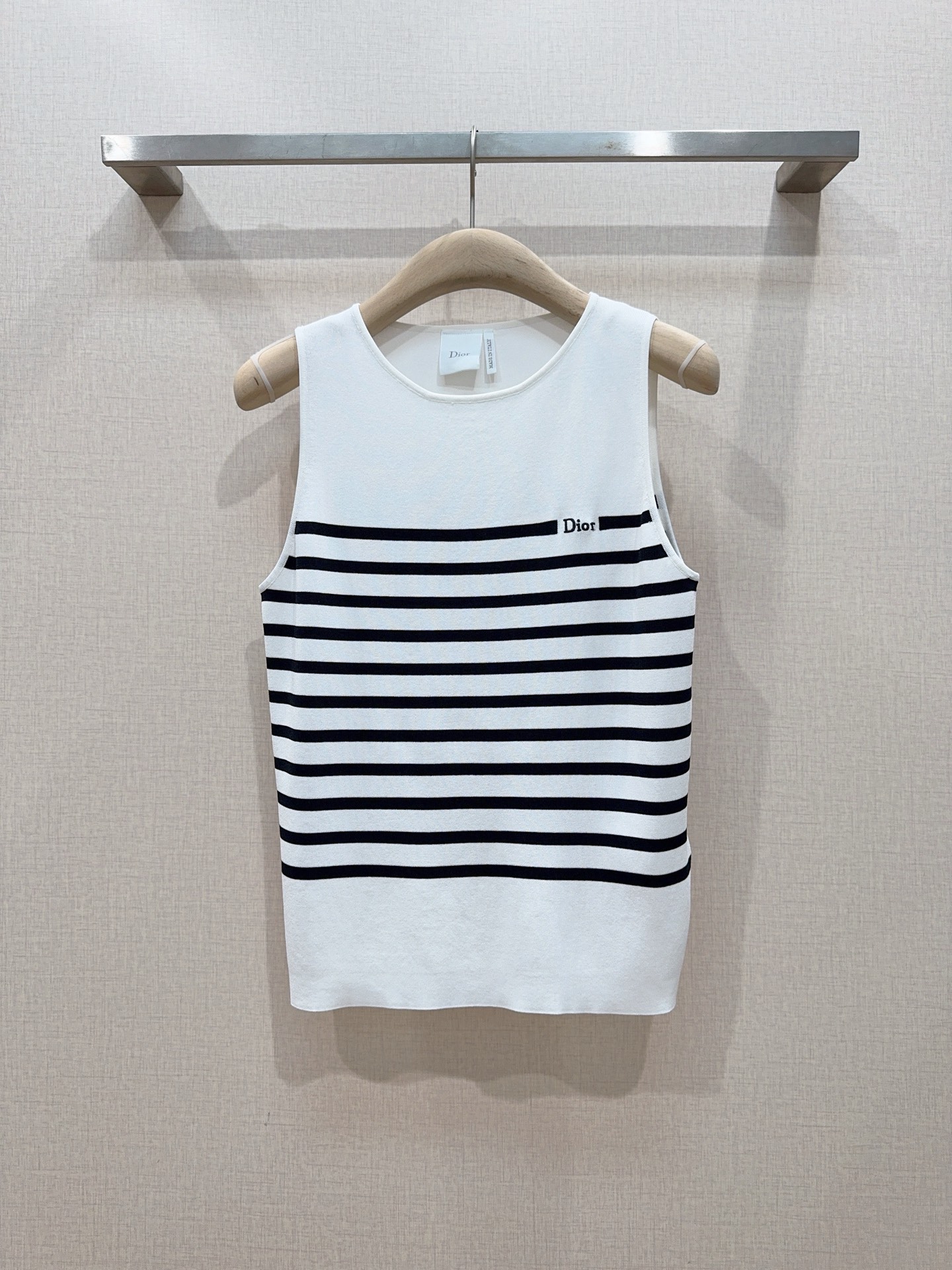 NO:825320,D's classic striped knitted vest top, new product recommendation... Round neck sleeveless basic version, made of high-count knitted fabric, slim but not tight straight silhouette, very tolerant, skin-friendly, breathable and not easy to deform, with both comfort and high-end texture. It is super comfortable to wear in summer and can be paired with the cardigan jacket of the same series. The upper body is perfect. Size SML, DF1139,, Dior-clothing, dior, dior, jackets & coats,19860909D家经典条纹针织背心上衣,新品推荐…… 圆领无袖基础版型,采用高支针织面料,修身但不紧绷的直筒廓形,包容性很强,亲肤透气且不易变形,兼具舒适感与高级质感,夏季穿着超舒服,可搭配同系列开衫外套,上身绝绝子. 码数SML,DF1139,,迪奥-服装,dior,dior,jackets & coats,,Women's clothing