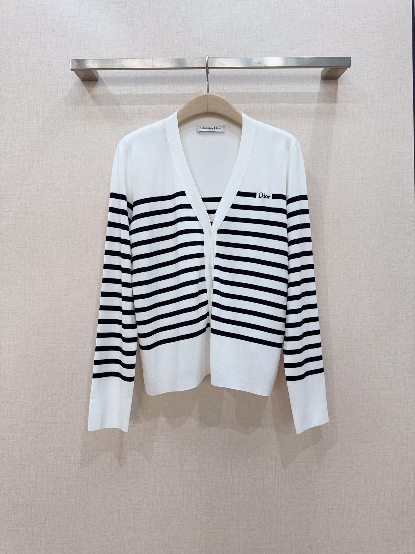 NO:825330,Recommended new product of D’s classic striped V-neck knitted cardigan... Classic black and white color scheme + V-neck design, simple, elegant and versatile!  The loose version has a soft drape, is skin-friendly, breathable and not easy to deform, taking into account comfort and high-end texture. You can try it on with vests and suspenders. Size SML, DF1137,, Dior-clothing, dior, dior,19860909D家经典条纹V领针织开衫新品推荐…… 经典黑白配色+V领设计,简约优雅又百搭！宽松版型,自带柔和垂坠感,亲肤透气且不易变形,兼顾舒适感与高级质感.搭配背心,吊带,都可试穿. 码数SML,DF1137,,迪奥-服装,dior,dior,,Women's clothing