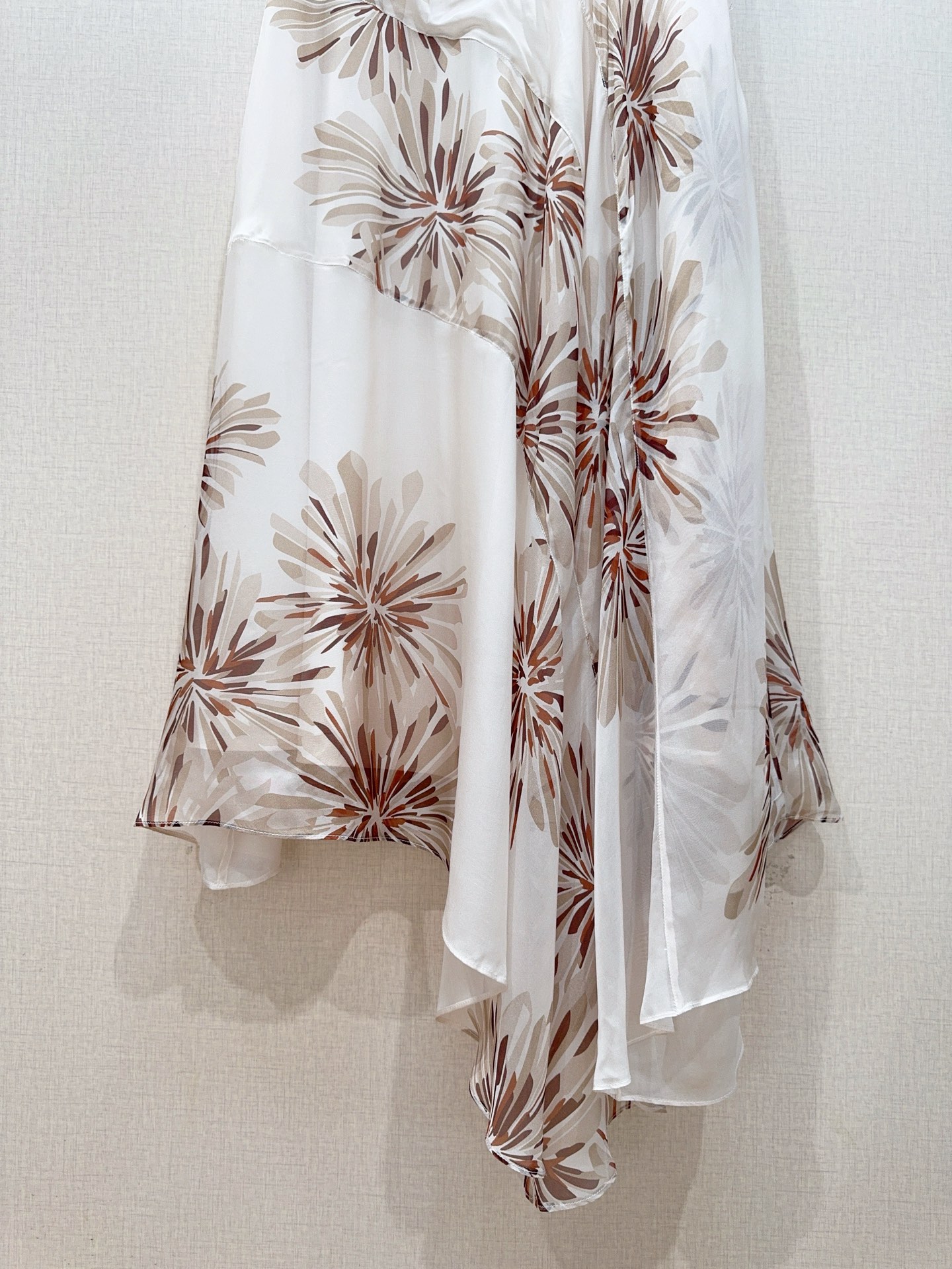 Brunello Cucinelli 烟花印花半身裙新品推荐……奶白色基底搭配暖棕调烟花印花，自带复古松
