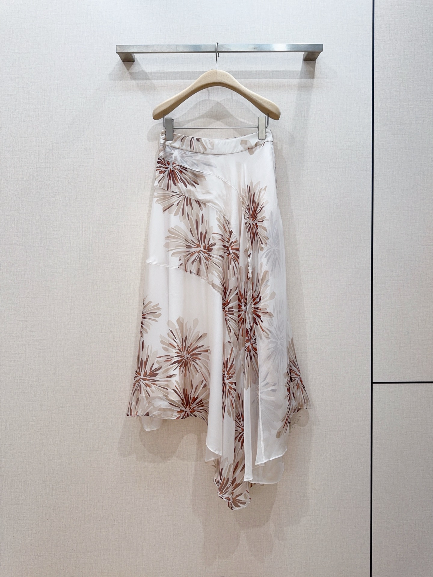 Brunello Cucinelli 烟花印花半身裙新品推荐……奶白色基底搭配暖棕调烟花印花，自带复古松