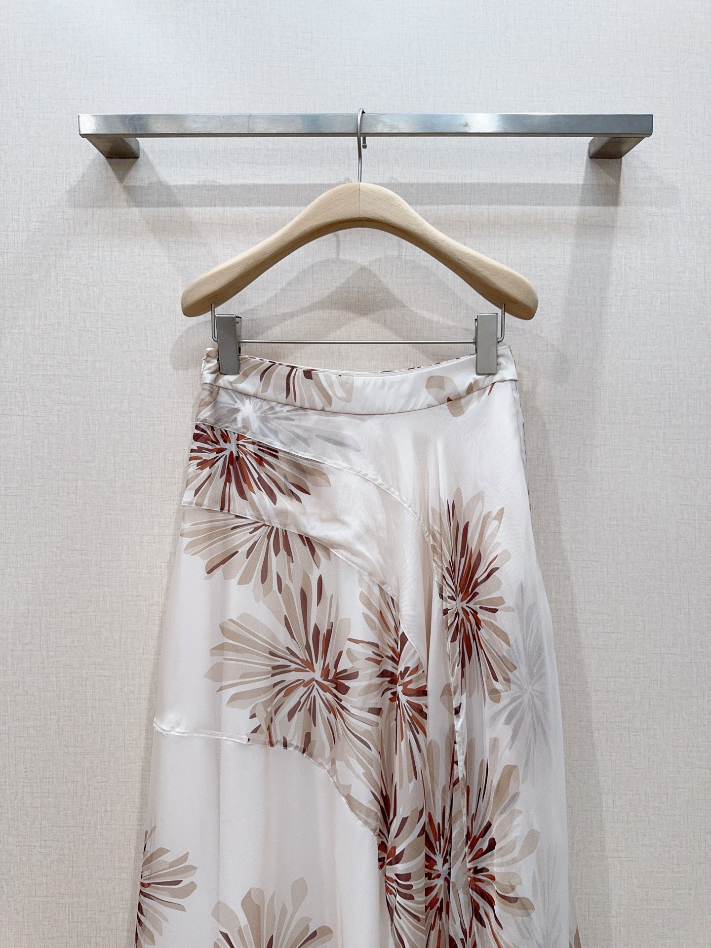 Brunello Cucinelli 烟花印花半身裙新品推荐……奶白色基底搭配暖棕调烟花印花，自带复古松