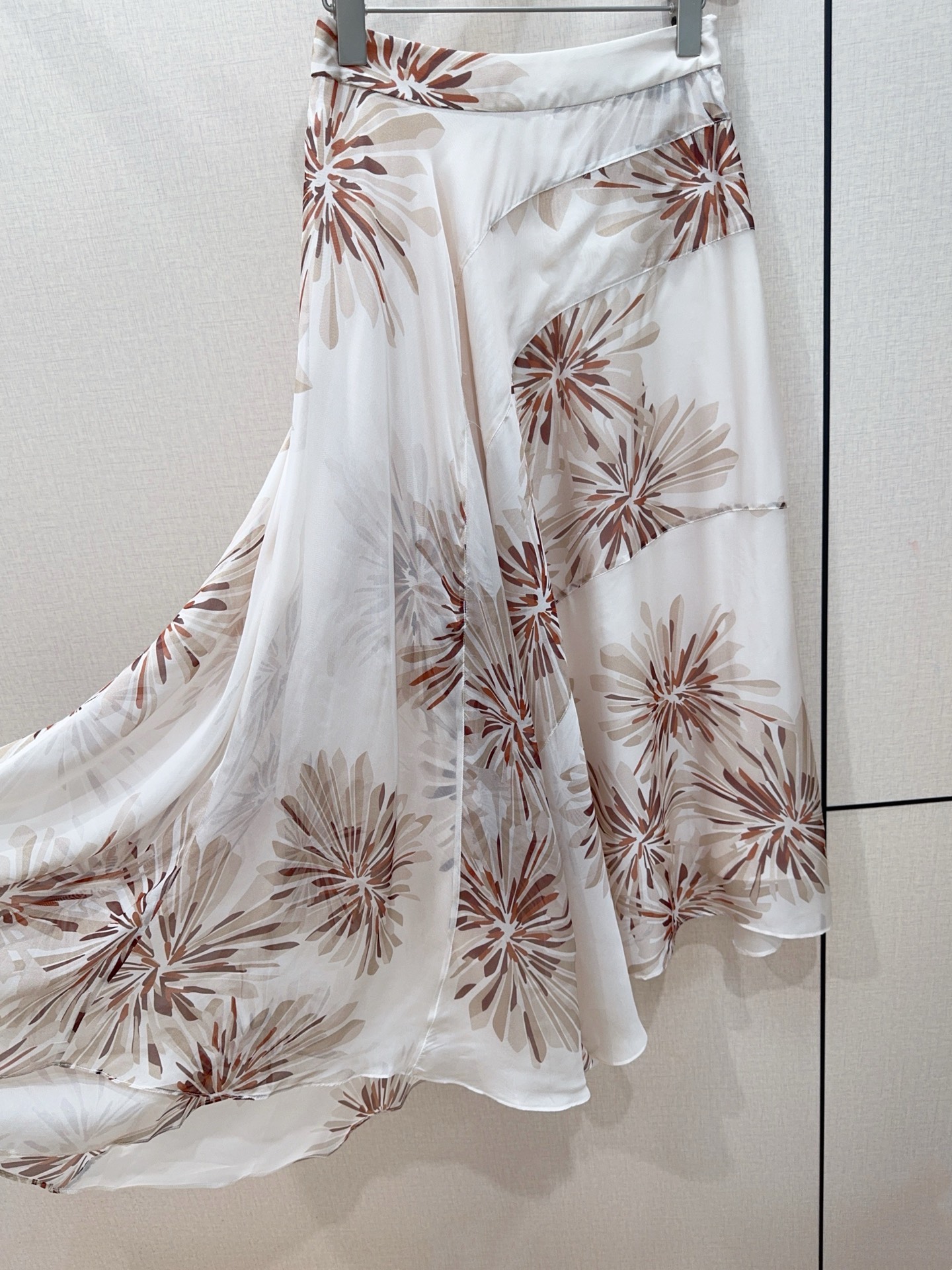 Brunello Cucinelli 烟花印花半身裙新品推荐……奶白色基底搭配暖棕调烟花印花，自带复古松