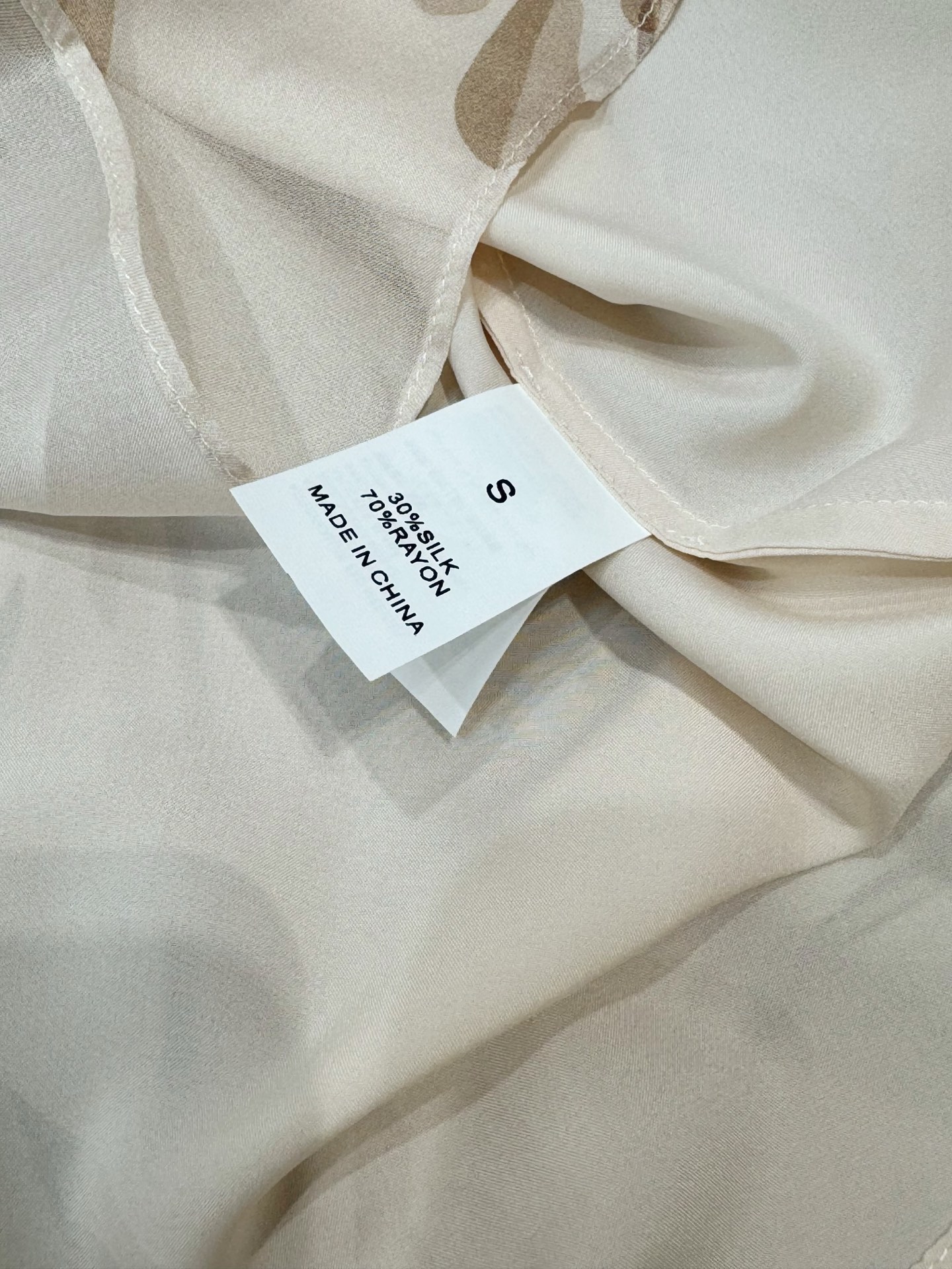 Brunello Cucinelli 烟花印花半身裙新品推荐……奶白色基底搭配暖棕调烟花印花，自带复古松
