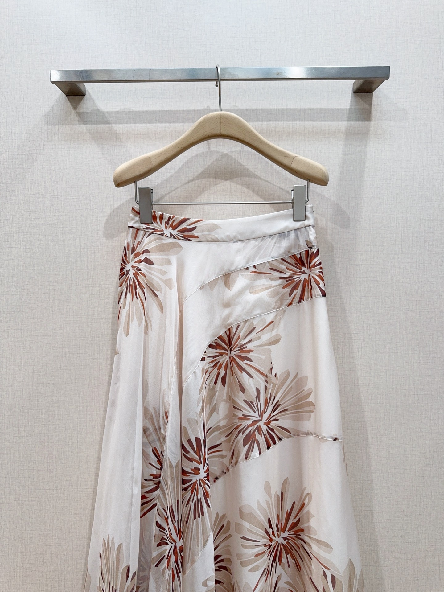 Brunello Cucinelli 烟花印花半身裙新品推荐……奶白色基底搭配暖棕调烟花印花，自带复古松
