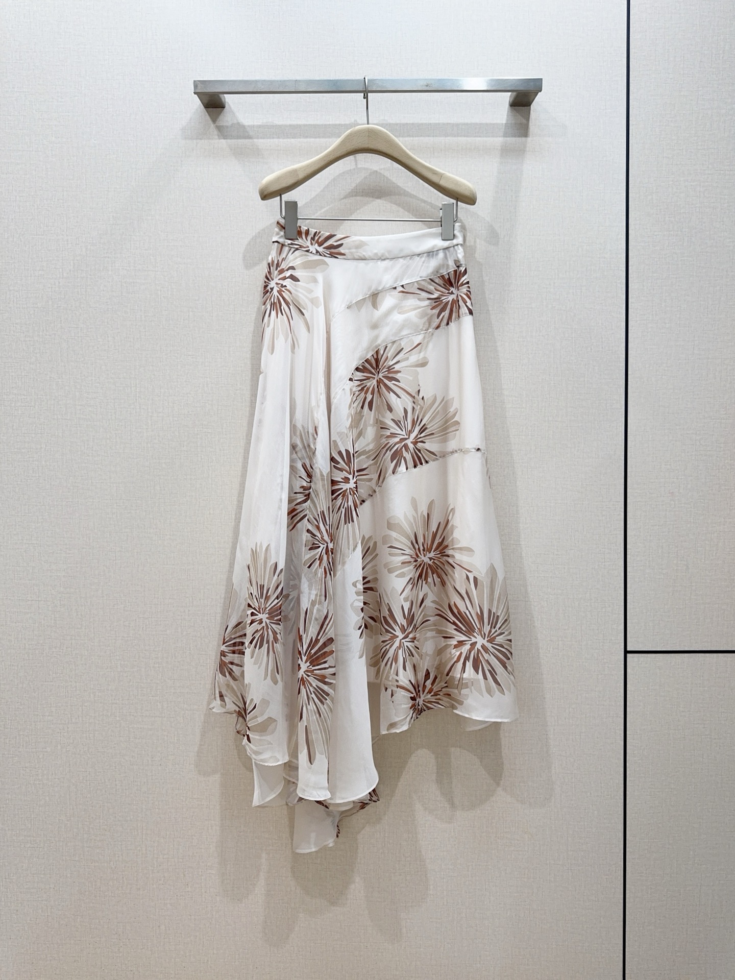 NO:825688,Brunello Cucinelli Fireworks Printed Skirt New Product Recommendation... The milky white base is paired with warm brown fireworks prints, giving it a retro and relaxed holiday feel. It is particularly colorful when worn in spring and summer, and better brightens the overall look. It is light and smooth, the skirt is irregularly cut, elegant and flexible, and has a sense of atmosphere~ Size SMLXL, K260402,, women's clothing, brunello cucinelli, skirts,19860909Brunello Cucinelli 烟花印花半身裙新品推荐…… 奶白色基底搭配暖棕调烟花印花,自带复古松弛的度假感,春夏穿着格外显气色,更好的提亮整体造型. 轻盈柔滑,裙摆不规则剪裁,飘逸灵动,自带氛围感～ 码数SMLXL,K260402,,女装,brunello cucinelli,skirts,,Women's clothing