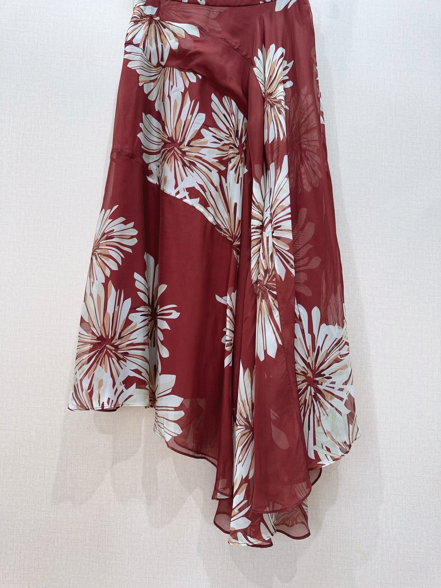 Brunello Cucinelli 烟花印花半身裙新品推荐……枣红底色搭配米白烟花印花，自带复古松弛的