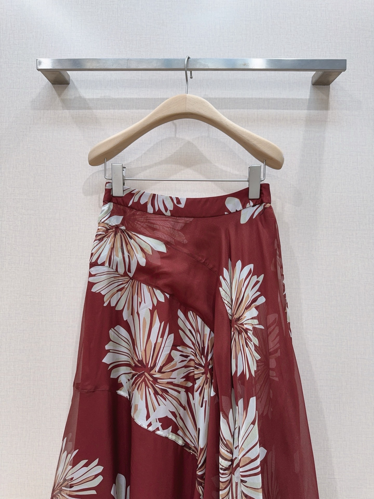 Brunello Cucinelli 烟花印花半身裙新品推荐……枣红底色搭配米白烟花印花，自带复古松弛的