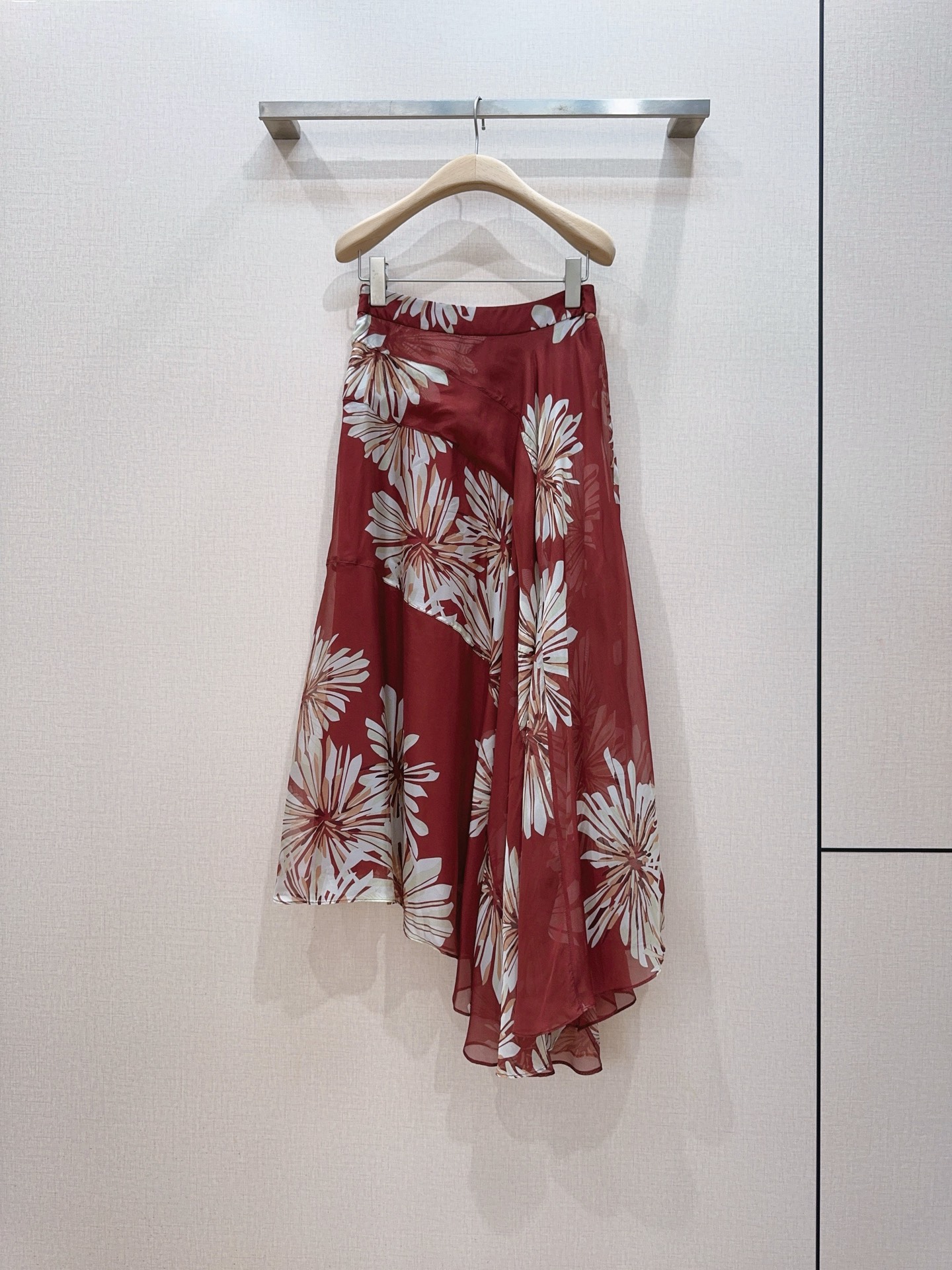 Brunello Cucinelli 烟花印花半身裙新品推荐……枣红底色搭配米白烟花印花，自带复古松弛的