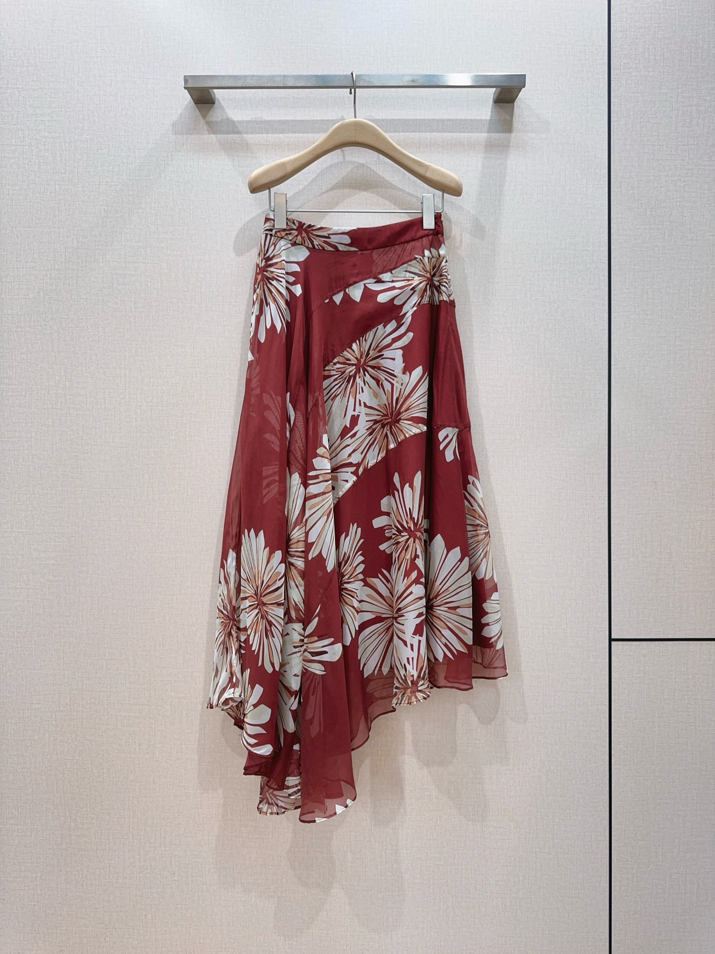 NO:825683,Brunello Cucinelli Fireworks Printed Skirt New Product Recommendation... The maroon background color is paired with off-white fireworks prints, giving it a retro and relaxed holiday feel. It is particularly colorful when worn in spring and summer, and better brightens the overall look. It is light and smooth, the skirt is irregularly cut, elegant and flexible, and has a sense of atmosphere~ Size SMLXL, K260402,, women's clothing, brunello cucinelli, skirts,19860909Brunello Cucinelli 烟花印花半身裙新品推荐…… 枣红底色搭配米白烟花印花,自带复古松弛的度假感,春夏穿着格外显气色,更好的提亮整体造型. 轻盈柔滑,裙摆不规则剪裁,飘逸灵动,自带氛围感～ 码数SMLXL,K260402,,女装,brunello cucinelli,skirts,,Women's clothing