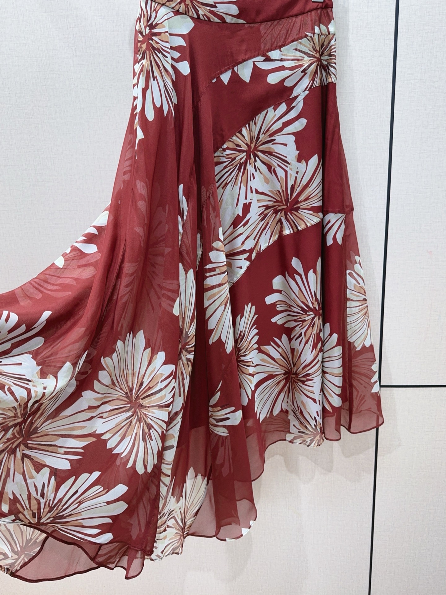 Brunello Cucinelli 烟花印花半身裙新品推荐……枣红底色搭配米白烟花印花，自带复古松弛的