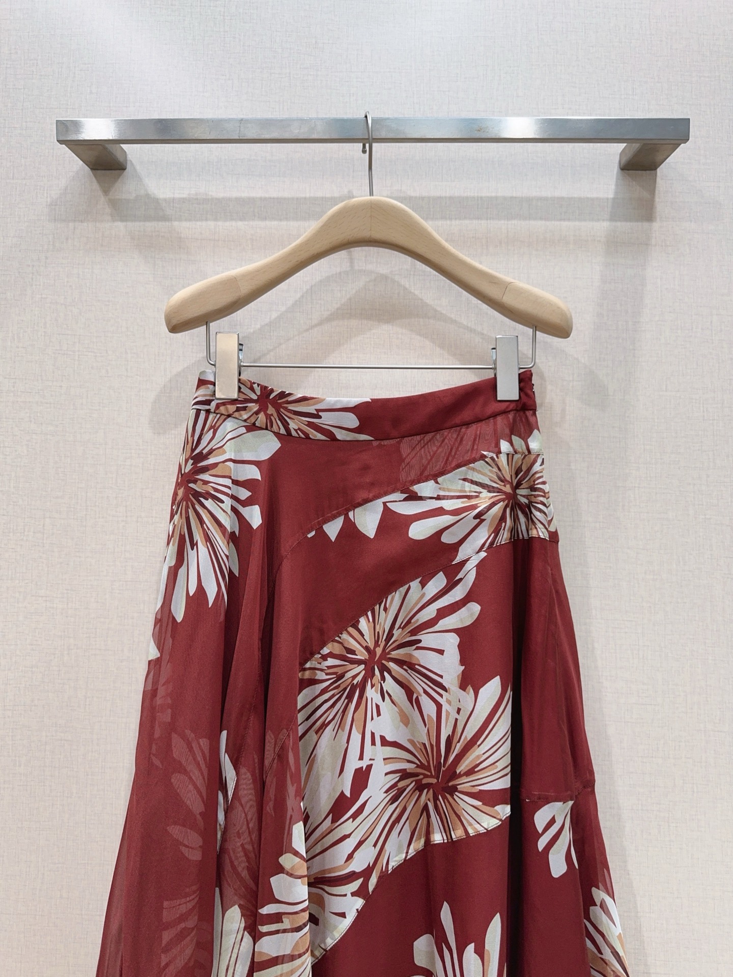 Brunello Cucinelli 烟花印花半身裙新品推荐……枣红底色搭配米白烟花印花，自带复古松弛的