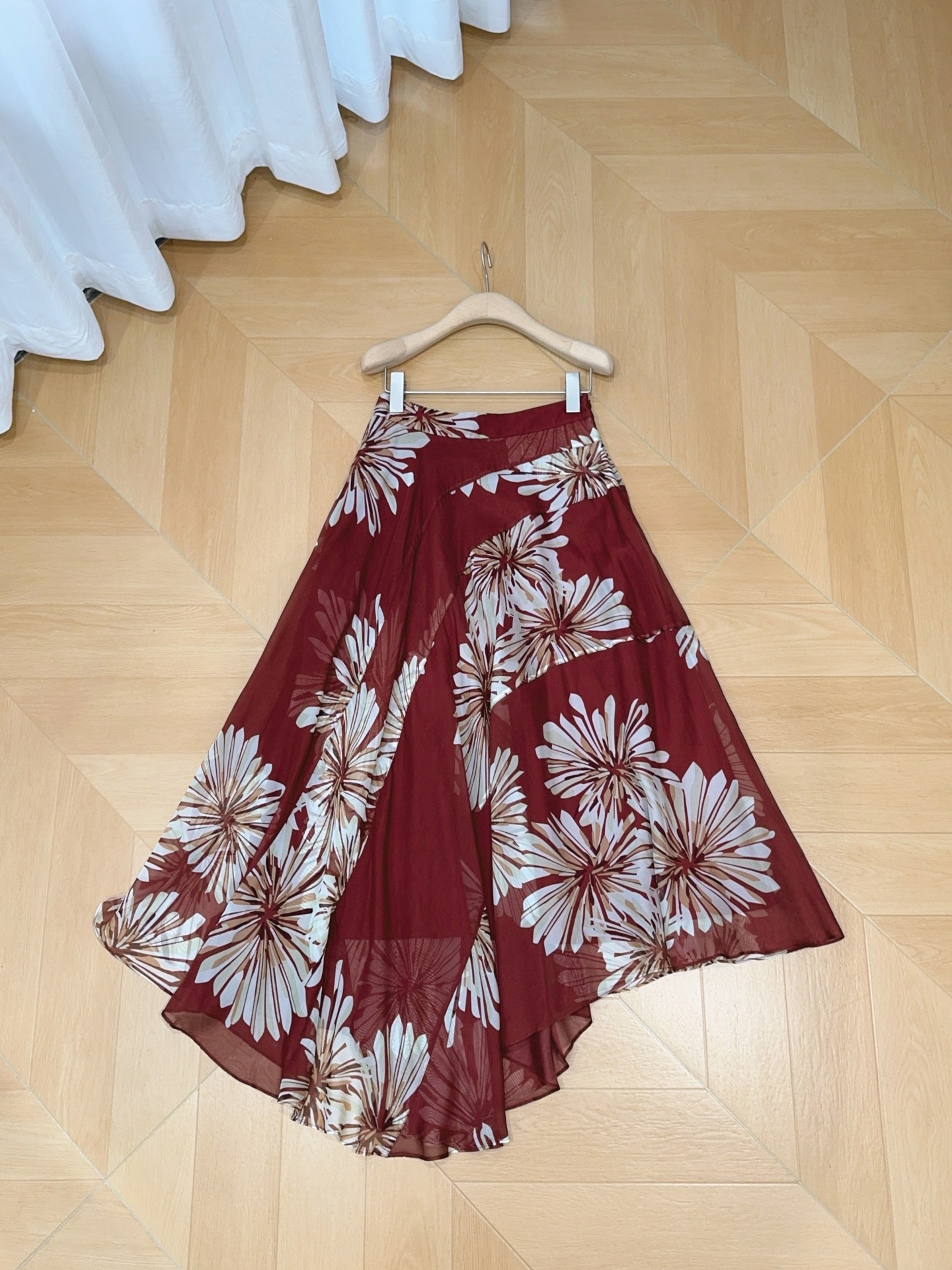 Brunello Cucinelli 烟花印花半身裙新品推荐……枣红底色搭配米白烟花印花，自带复古松弛的